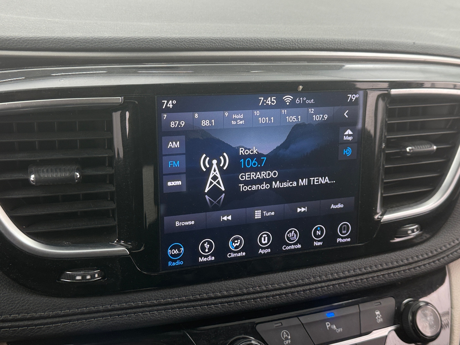 Thumbnail: 2018 Chrysler Pacifica - 3