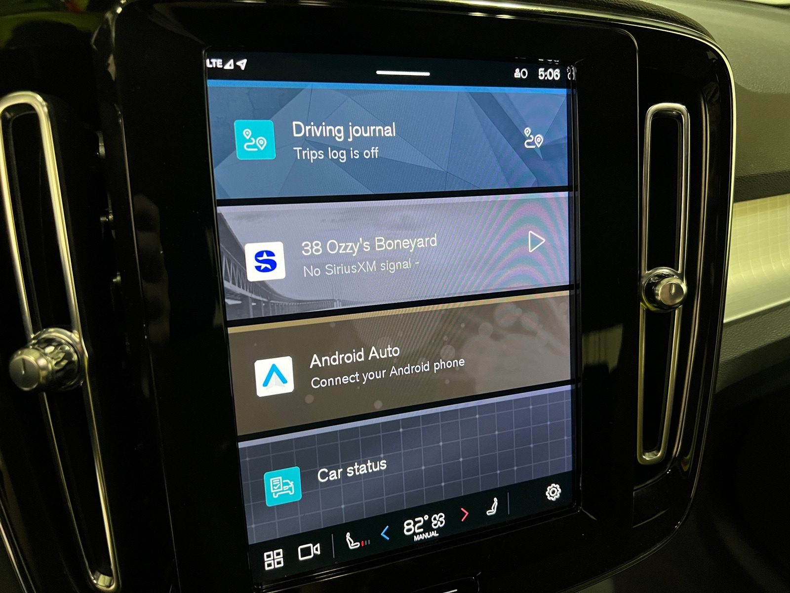 Thumbnail: 2024 Volvo XC40 - 4