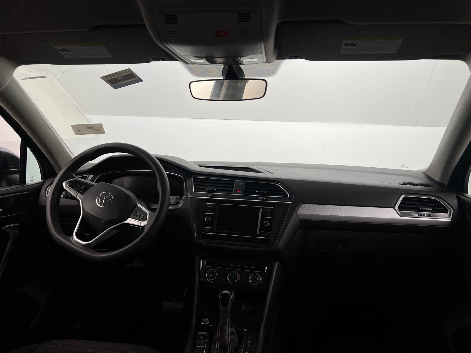 Thumbnail: 2023 Volkswagen Tiguan - 3