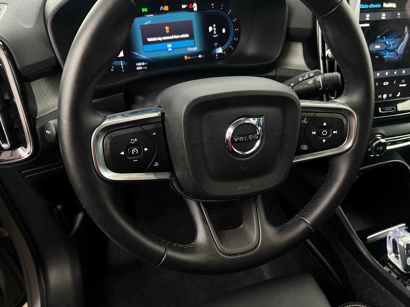 Thumbnail: 2025 Volvo XC40 - 4