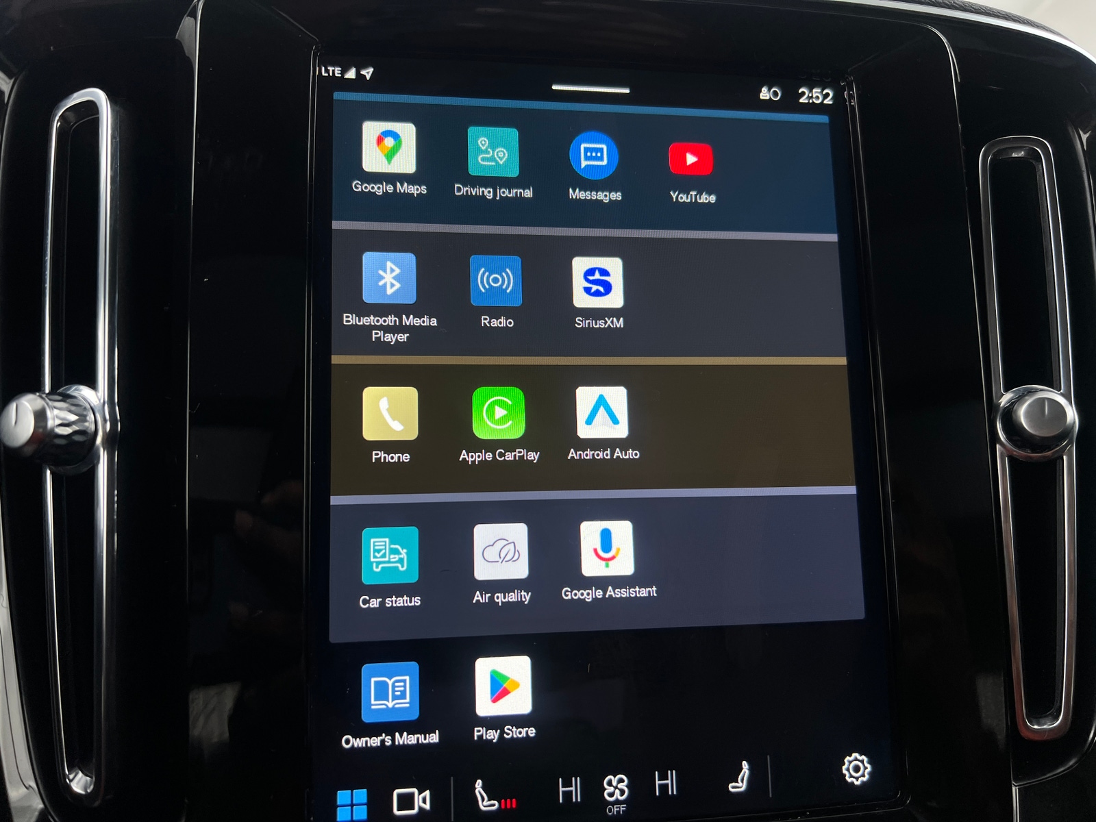 Thumbnail: 2025 Volvo XC40 - 3