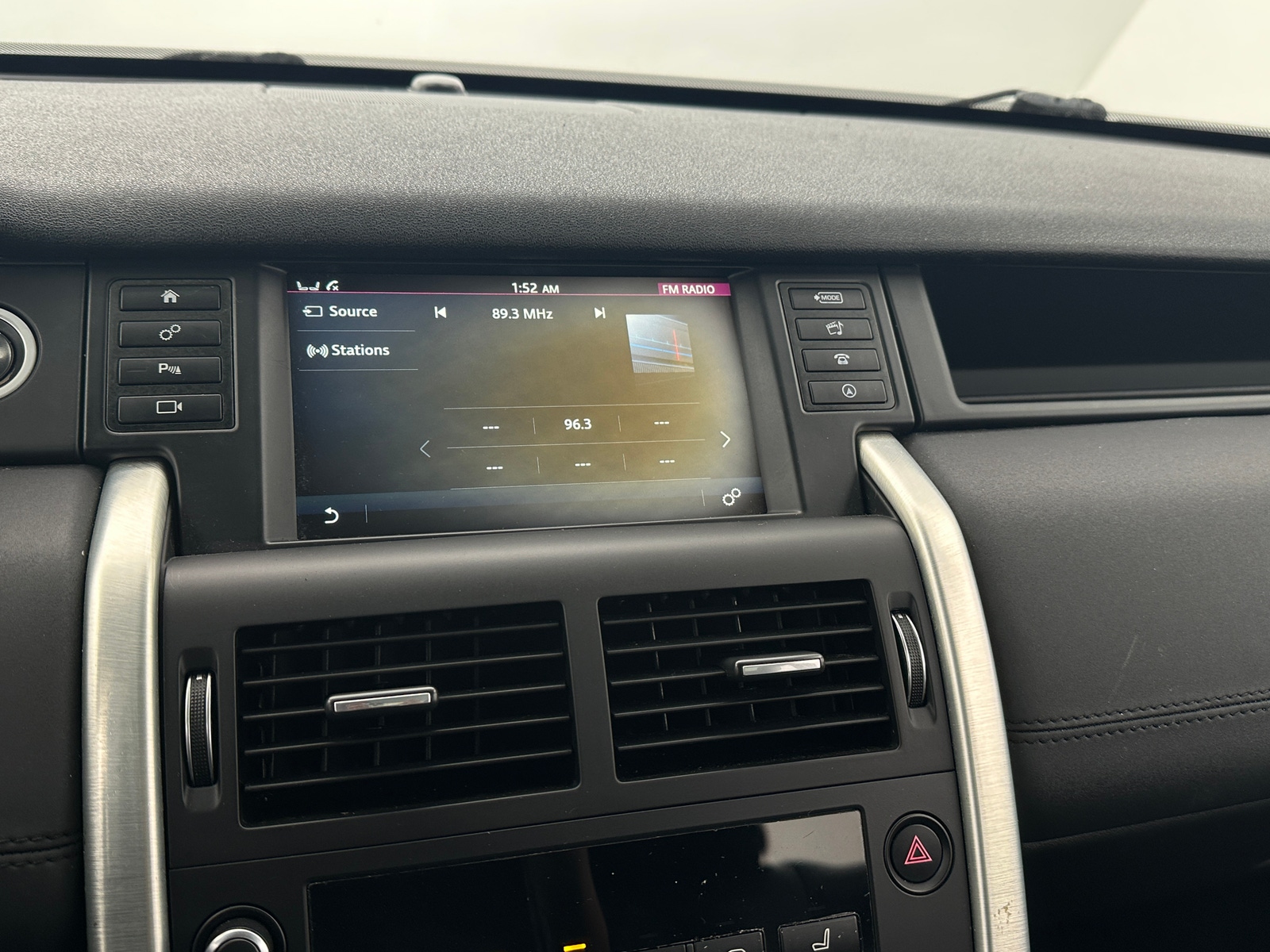 Thumbnail: 2017 Land Rover Discovery Sport - 3