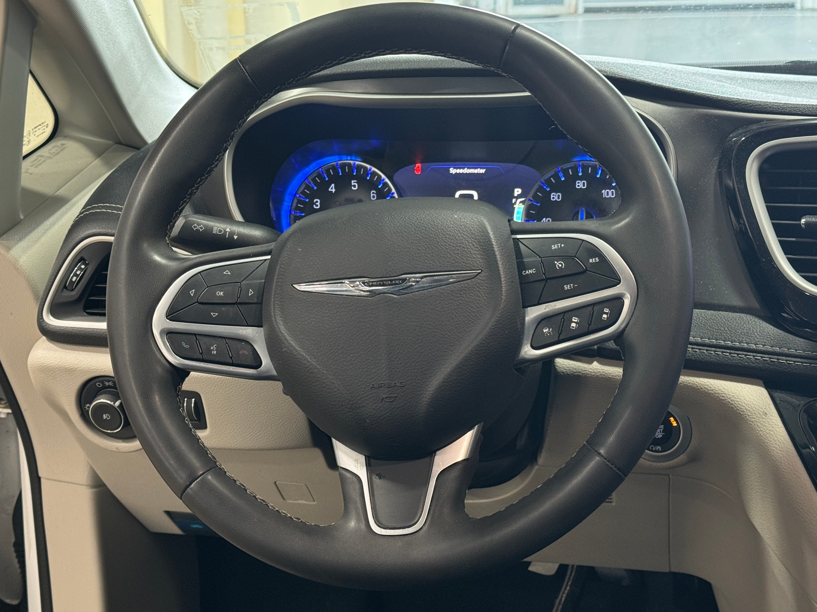 Thumbnail: 2022 Chrysler Pacifica - 4