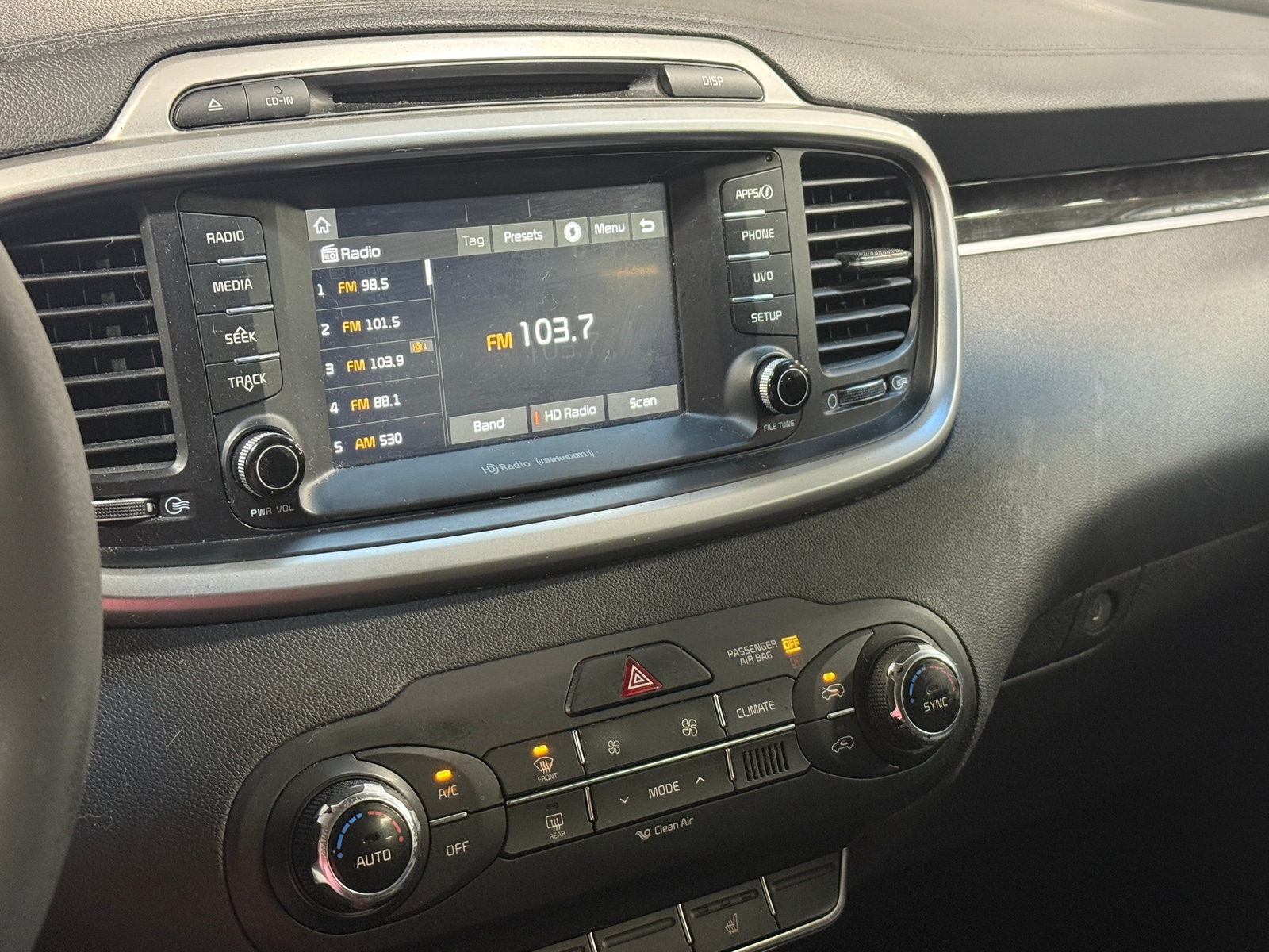 Thumbnail: 2017 Kia Sorento - 4