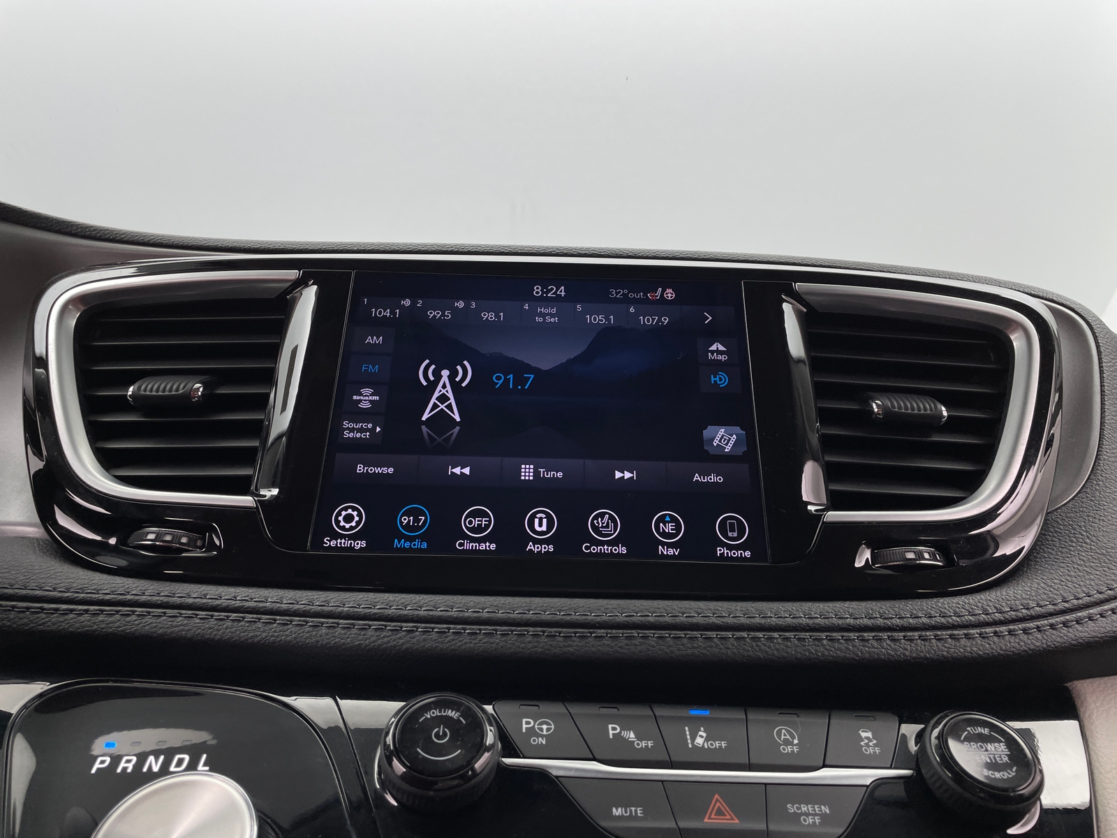 Thumbnail: 2019 Chrysler Pacifica - 3