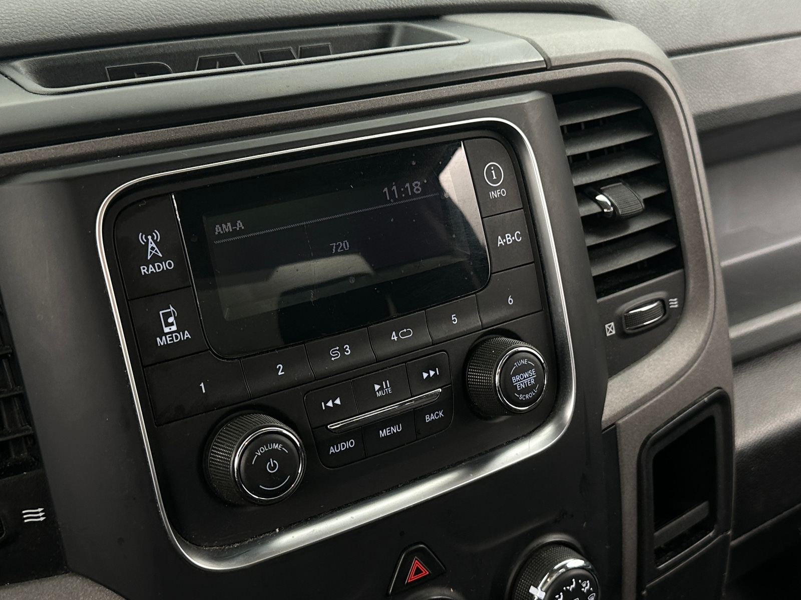 Thumbnail: 2020 RAM 1500 Classic - 4