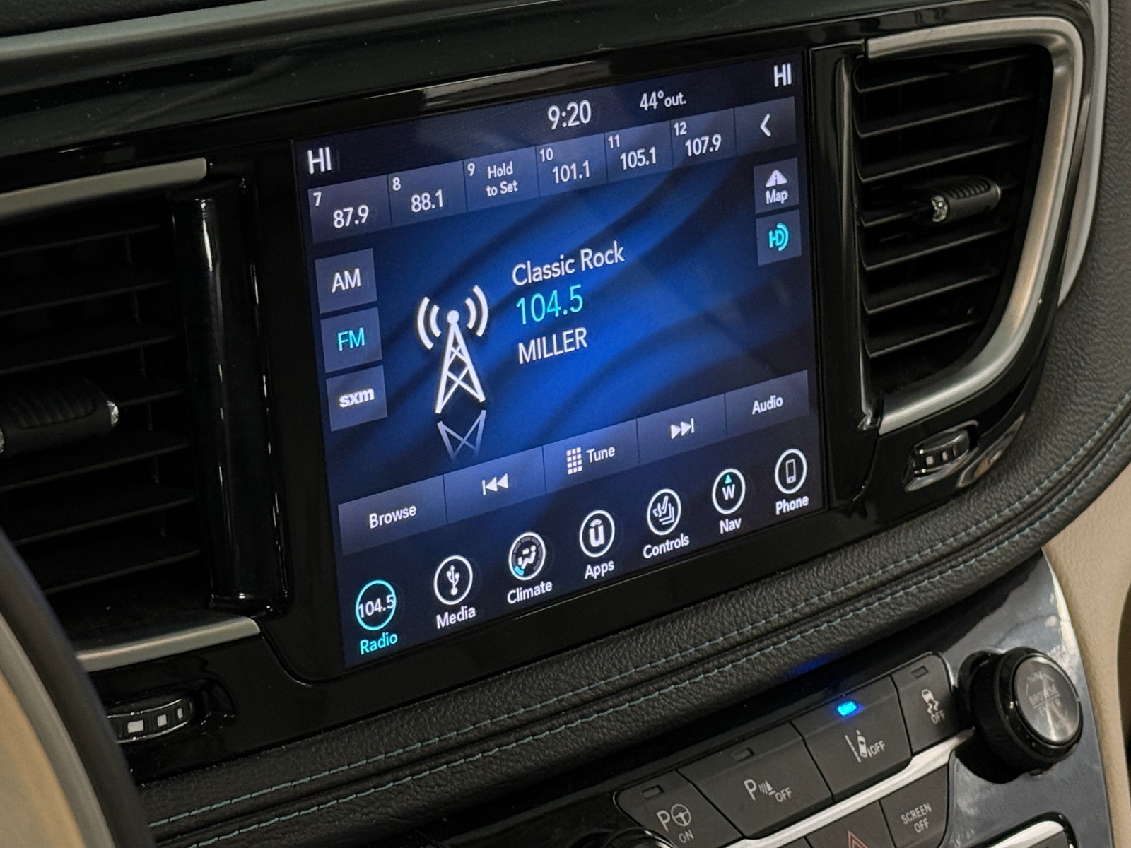 Thumbnail: 2018 Chrysler Pacifica - 3