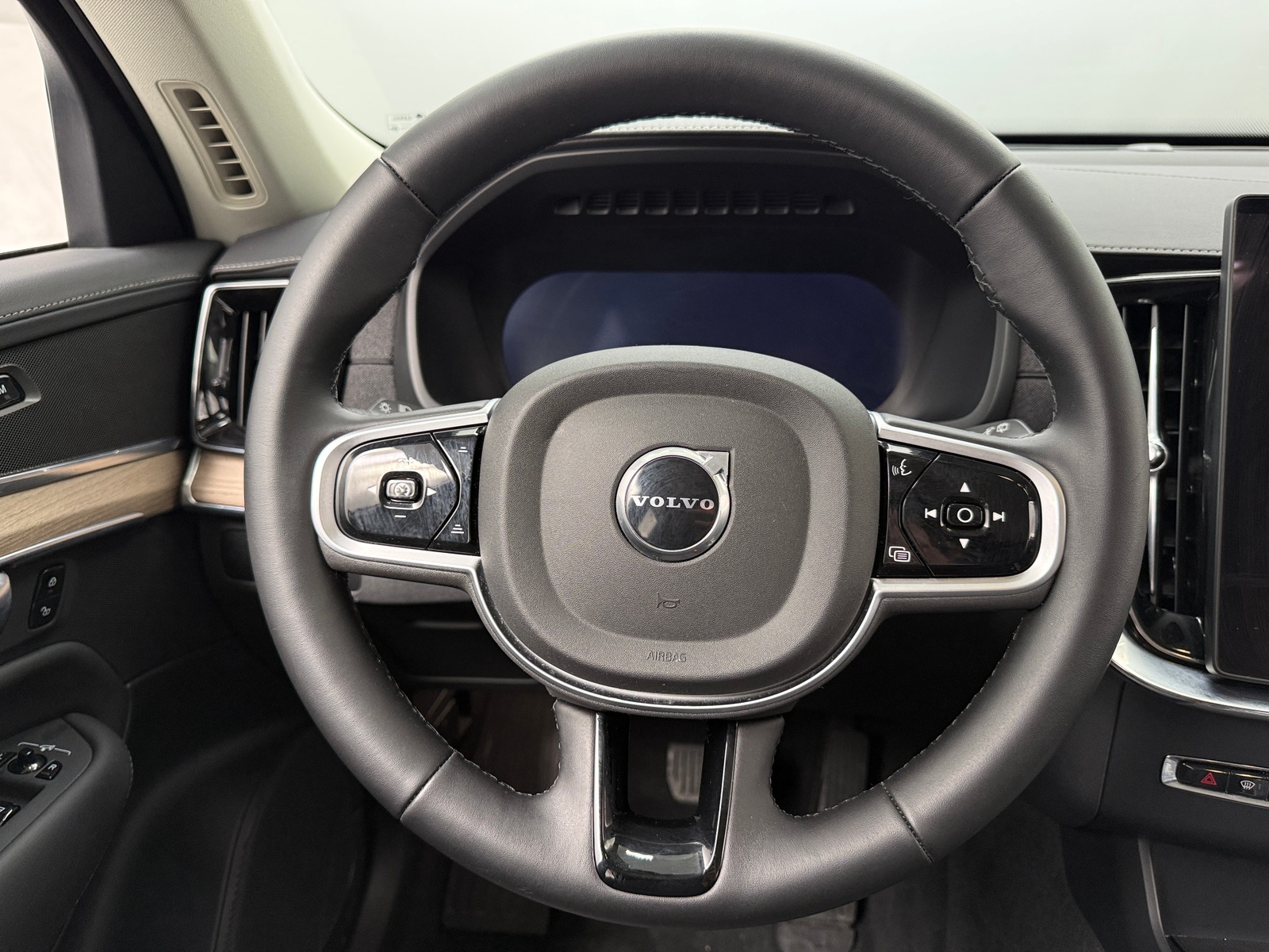 Thumbnail: 2025 Volvo XC90 - 4