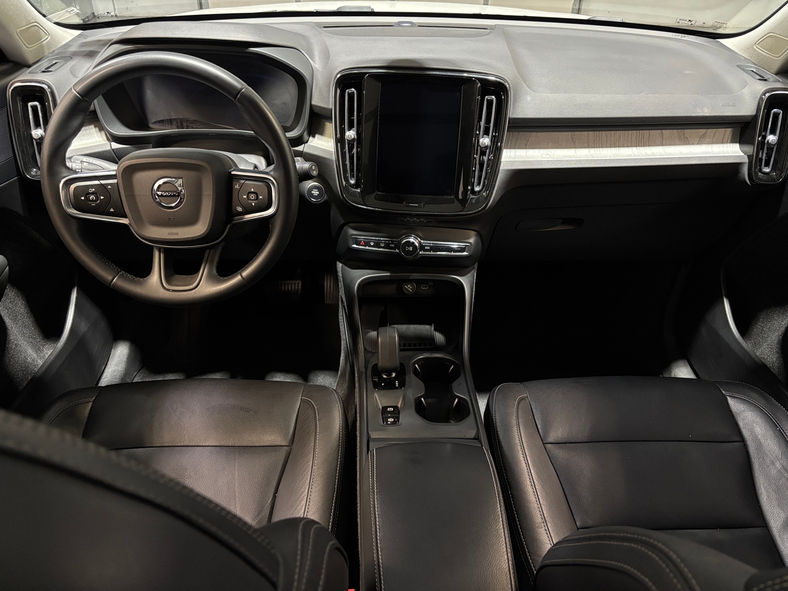 Thumbnail: 2024 Volvo XC40 - 2