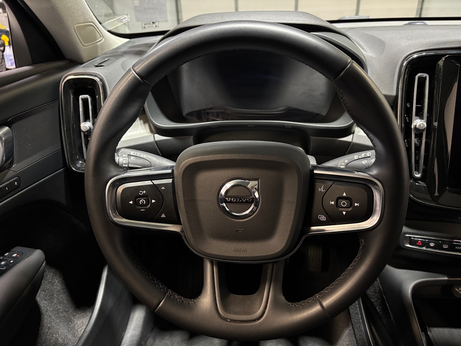 Thumbnail: 2024 Volvo XC40 - 4