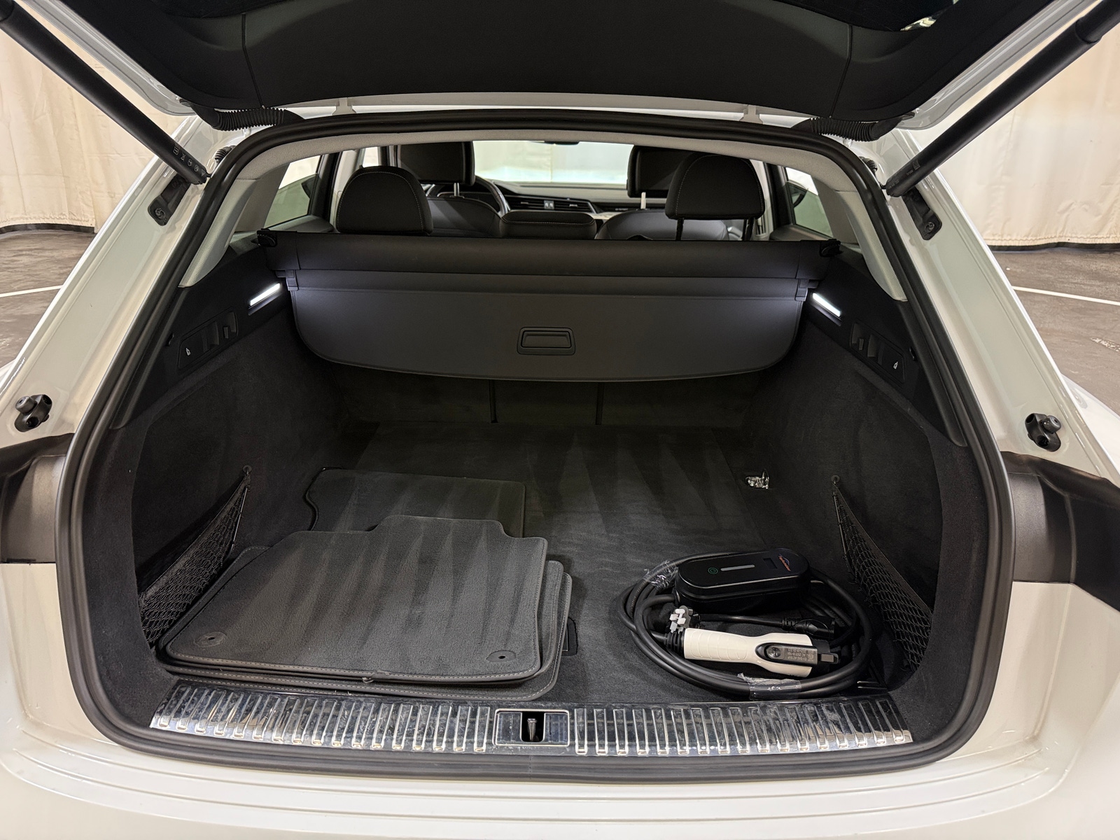 Thumbnail: 2021 Audi e-tron - 6