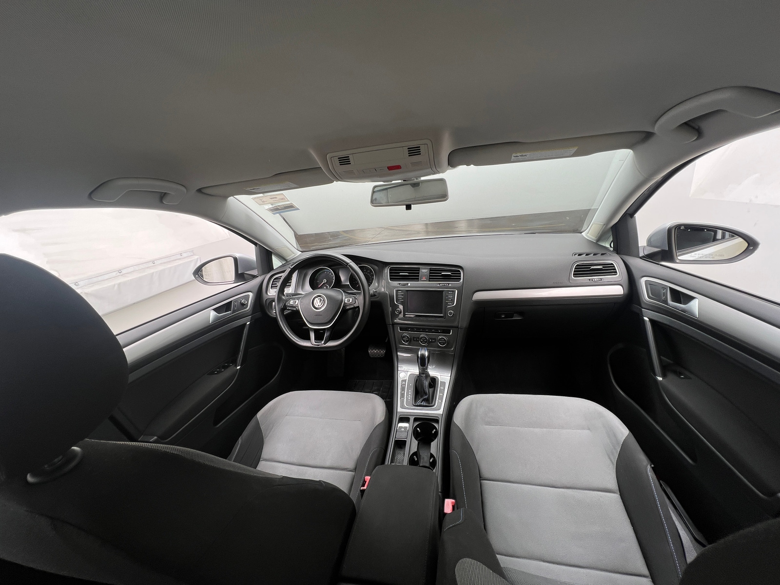 Thumbnail: 2016 Volkswagen e-Golf - 3