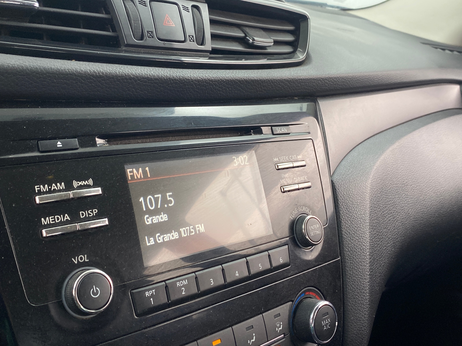 Thumbnail: 2017 Nissan Rogue Sport - 4