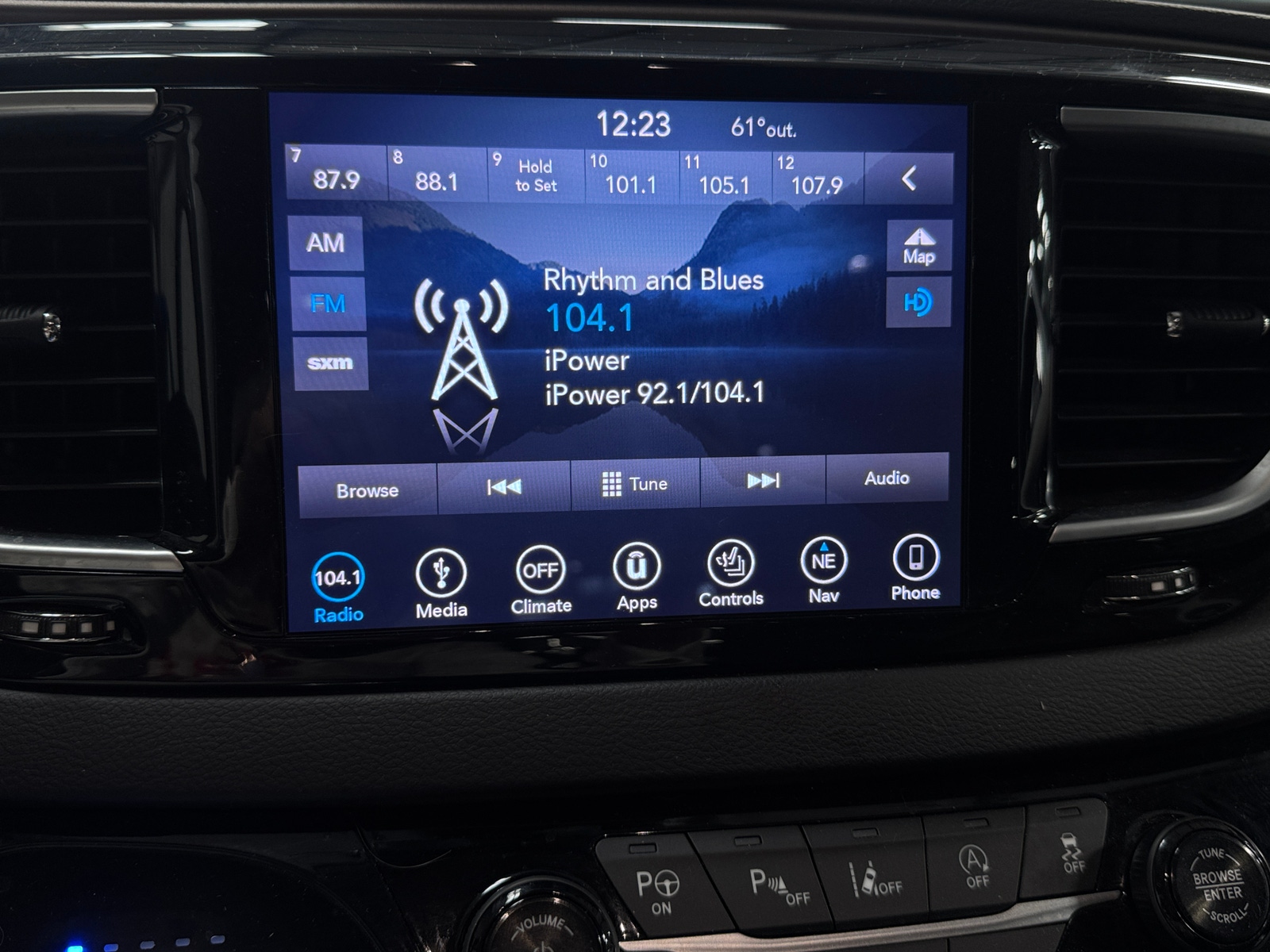 Thumbnail: 2019 Chrysler Pacifica - 3