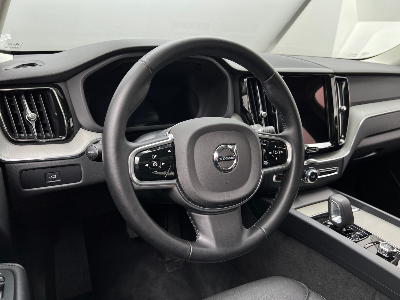 Thumbnail: 2025 Volvo XC60 - 4