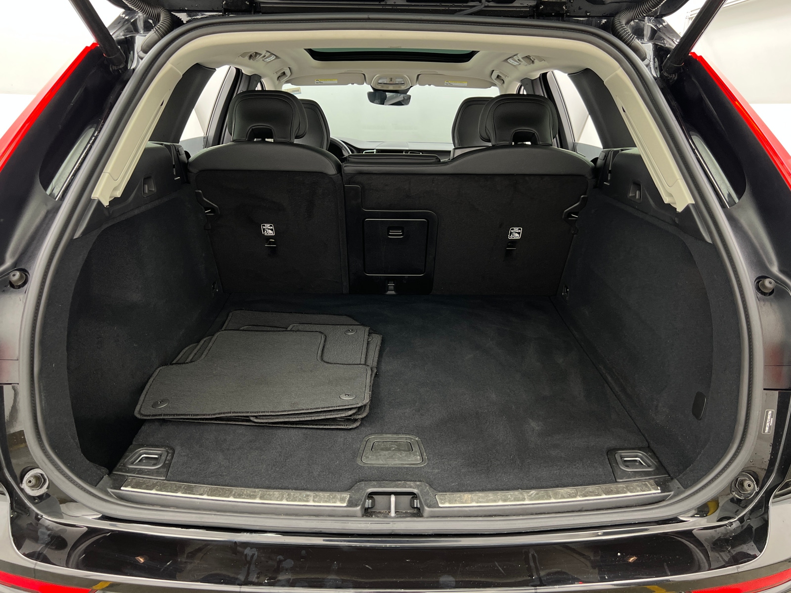 Thumbnail: 2025 Volvo XC60 - 6