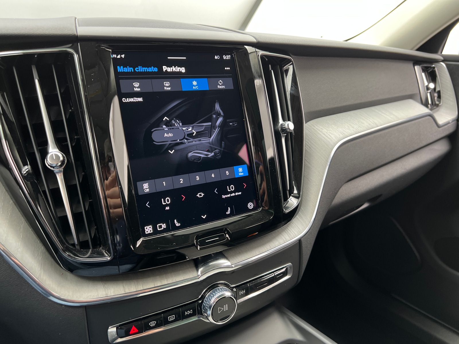 Thumbnail: 2025 Volvo XC60 - 3