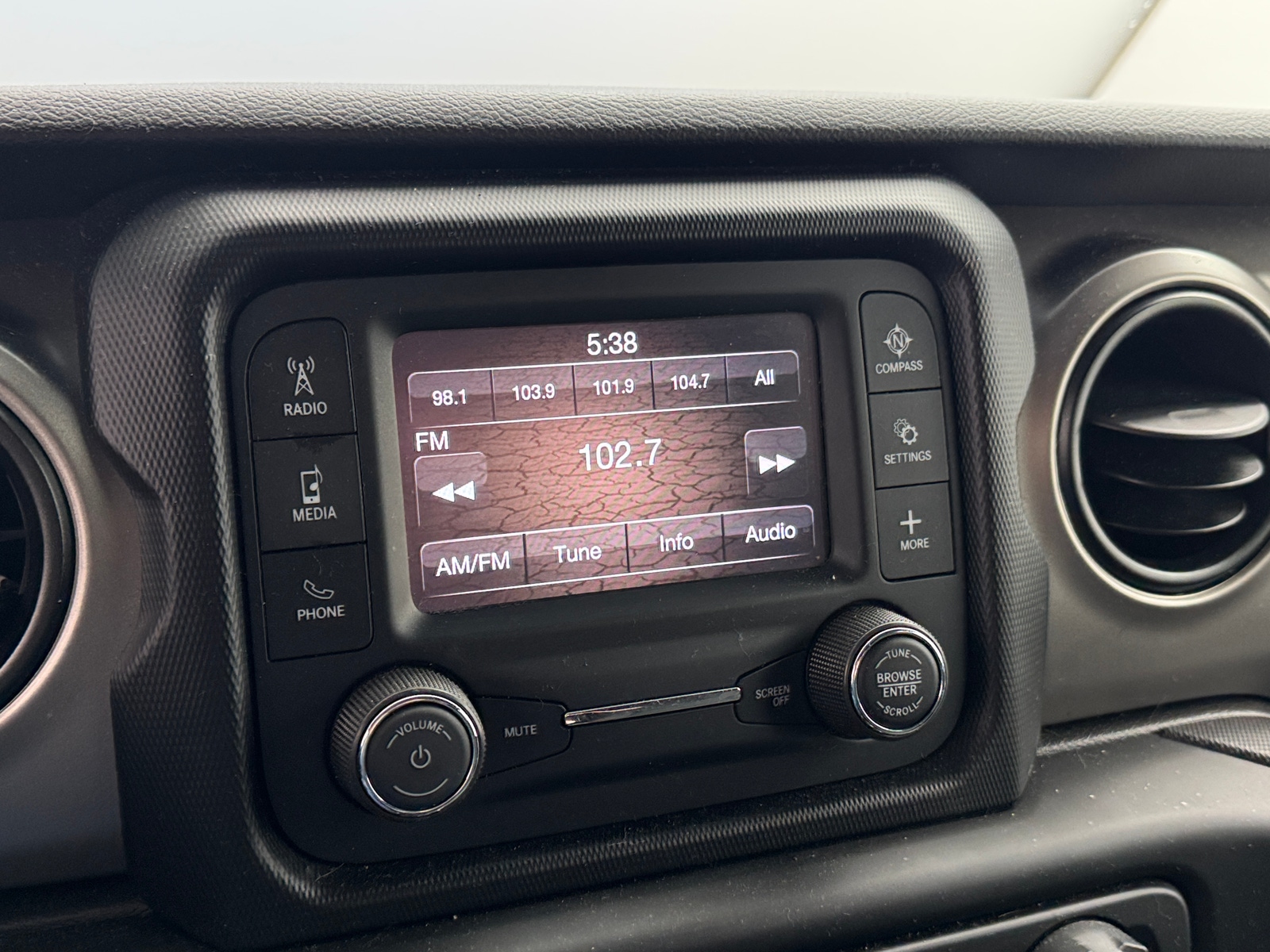 Thumbnail: 2021 Jeep Gladiator - 4