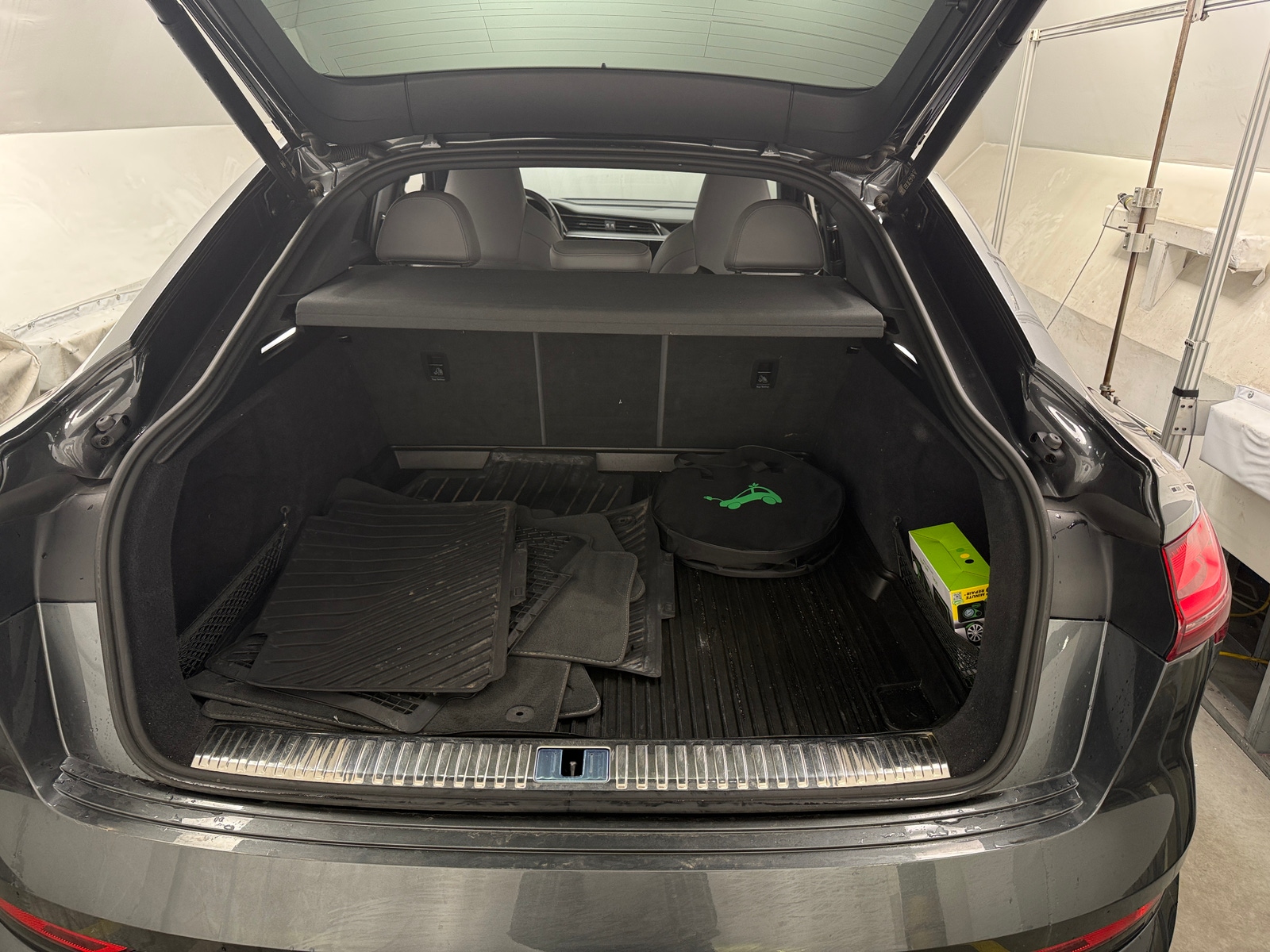 Thumbnail: 2022 Audi e-tron S - 6