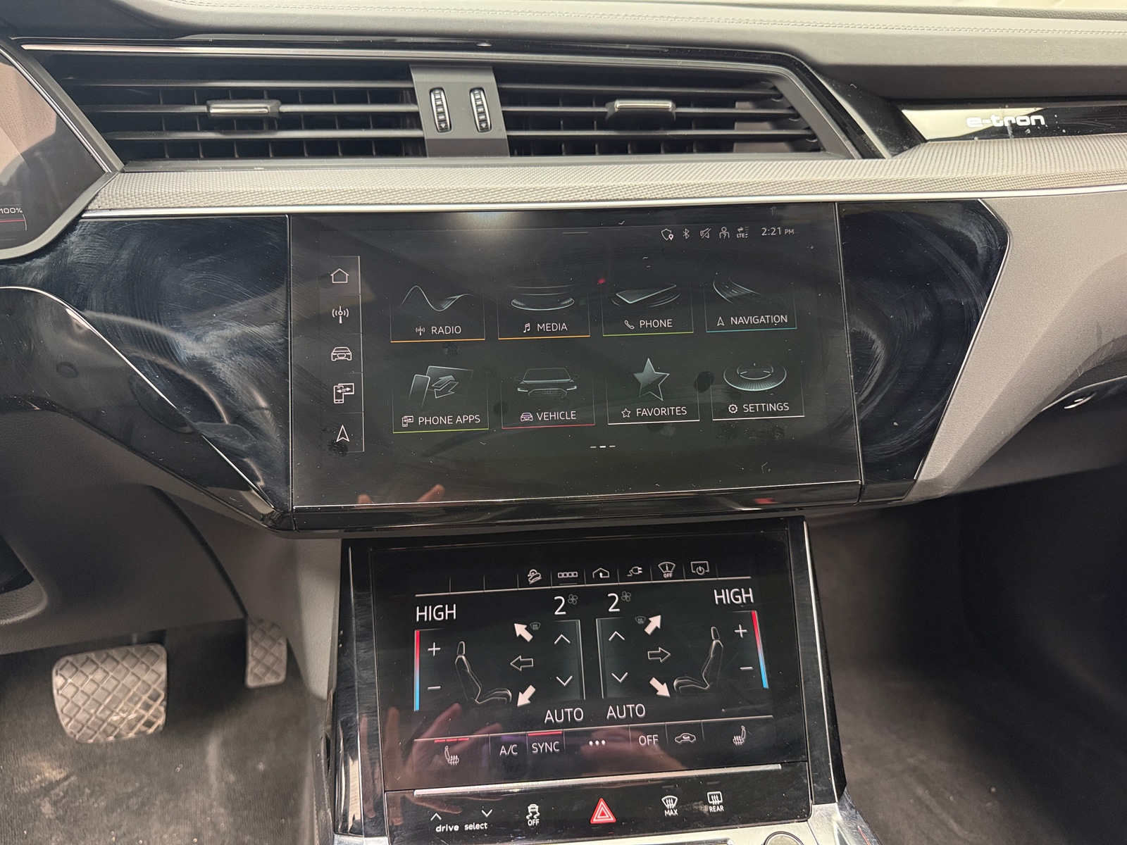 Thumbnail: 2022 Audi e-tron S - 3