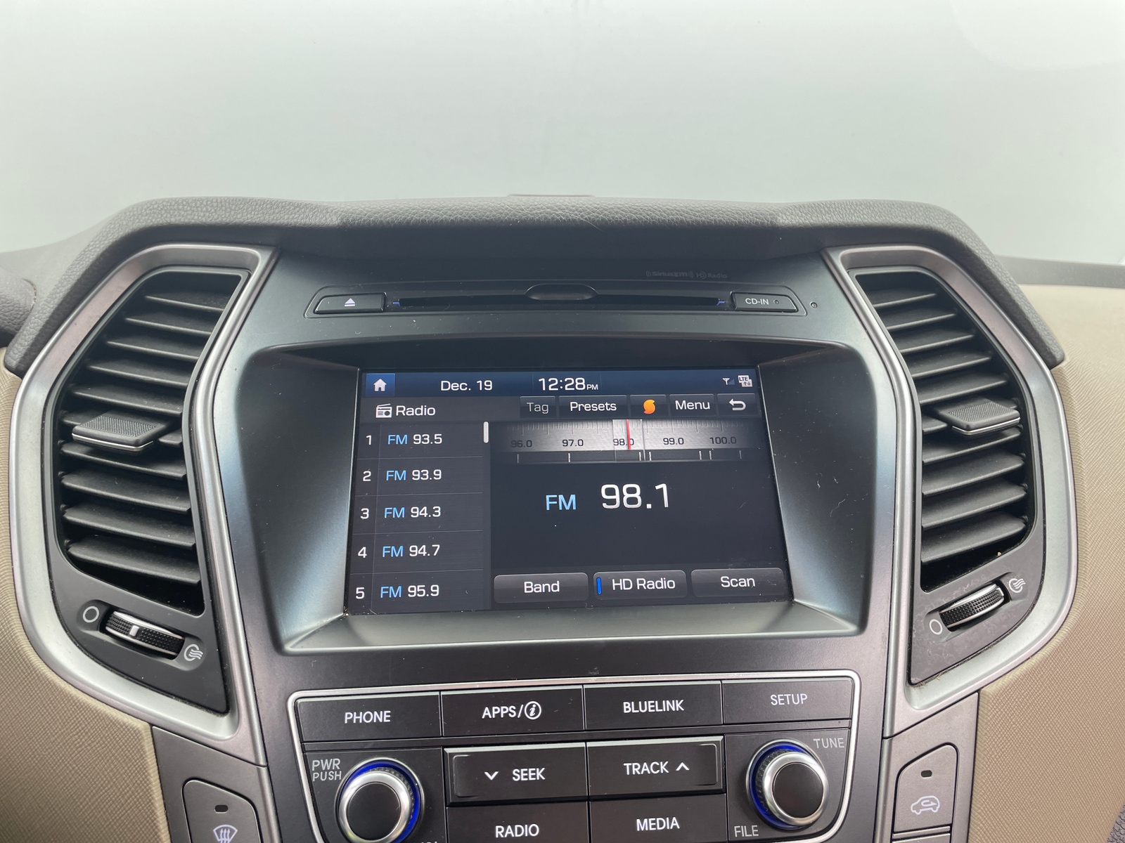 Thumbnail: 2017 Hyundai Santa Fe - 4