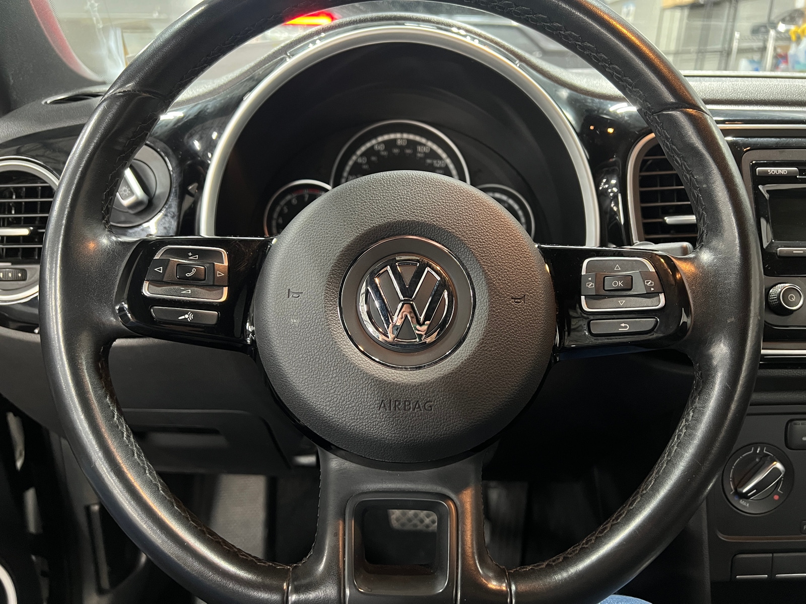 Thumbnail: 2015 Volkswagen Beetle - 4