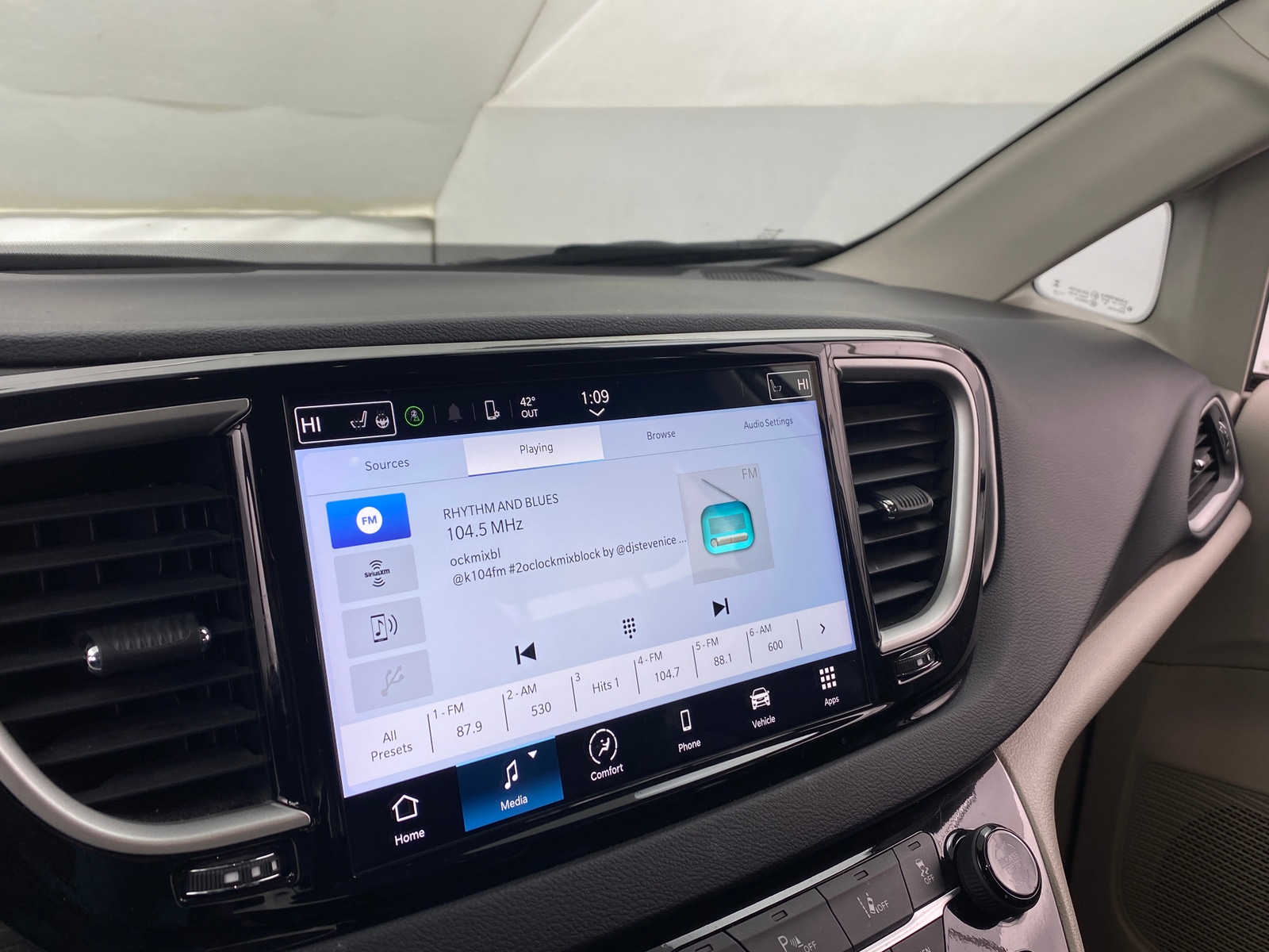 Thumbnail: 2024 Chrysler Pacifica - 3