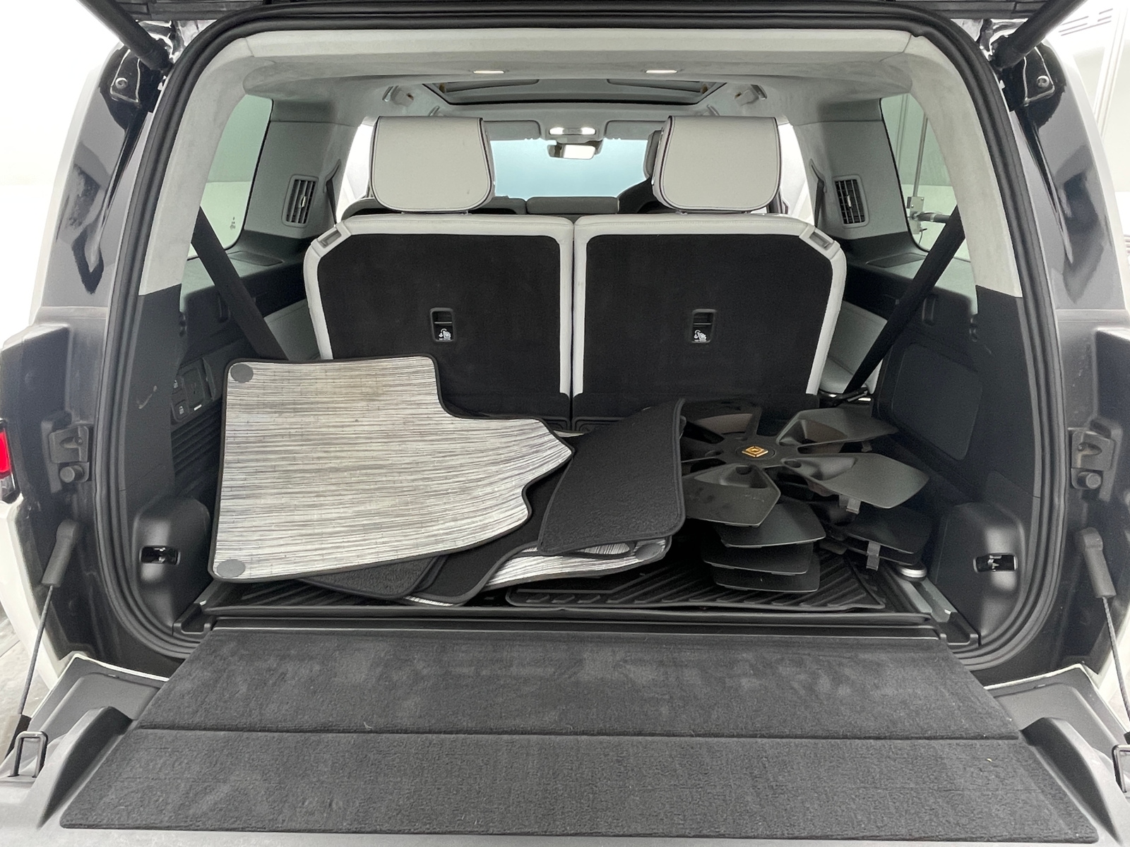 Thumbnail: 2024 Rivian R1S - 6