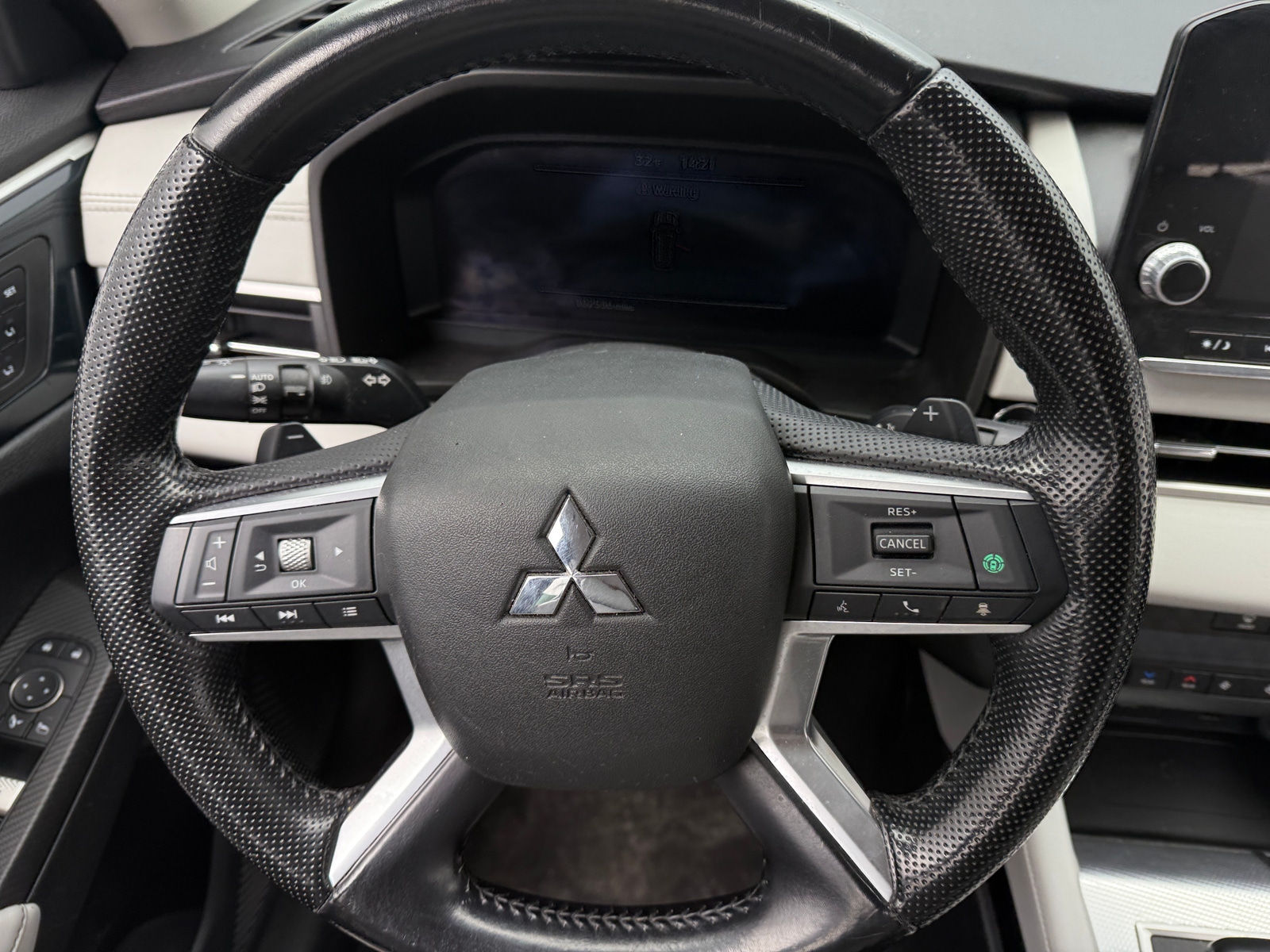 Thumbnail: 2022 Mitsubishi Outlander - 4