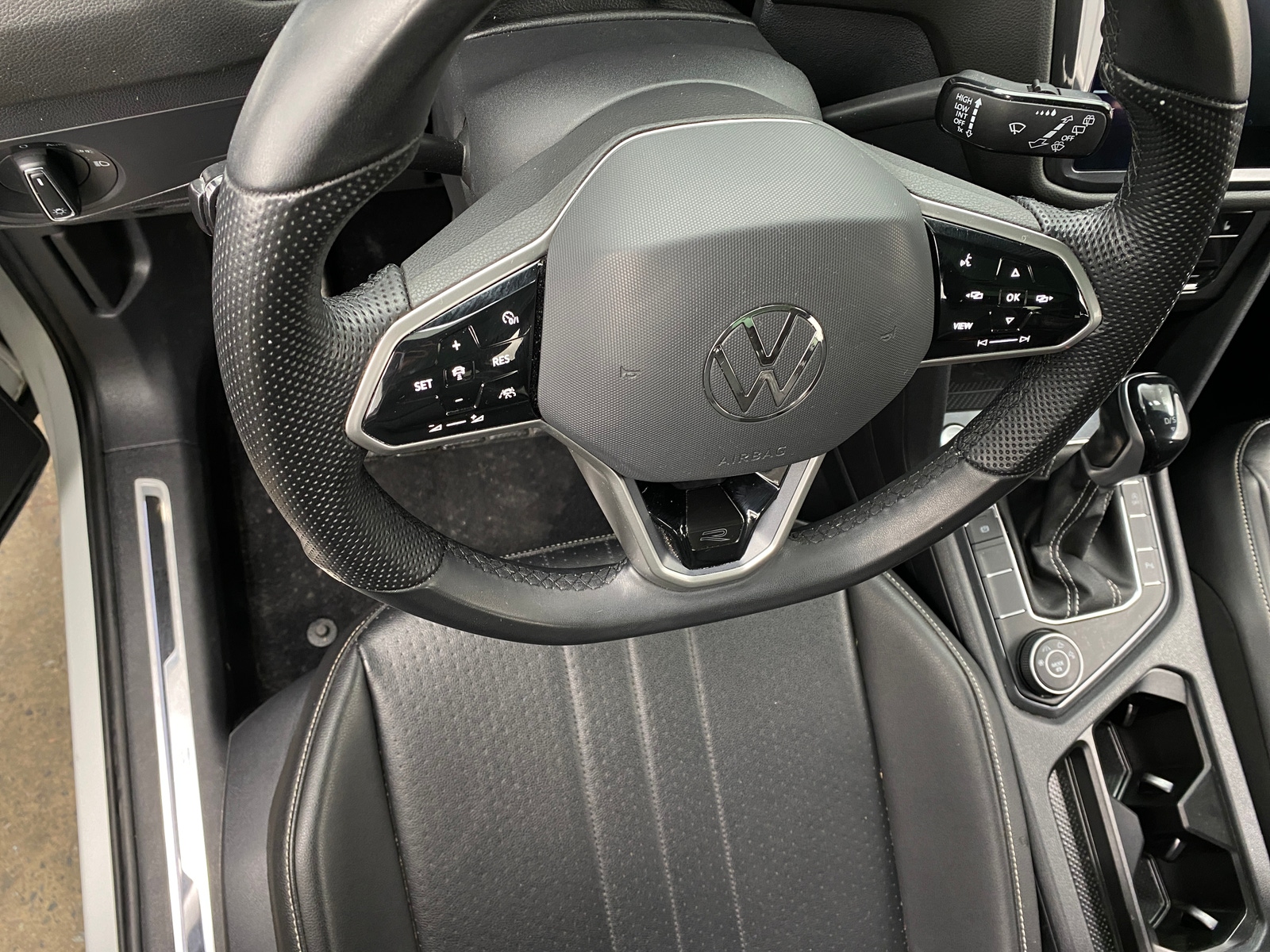 Thumbnail: 2022 Volkswagen Tiguan - 4