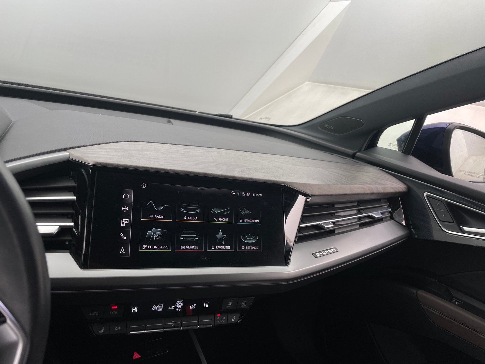 Thumbnail: 2022 Audi Q4 e-tron - 3