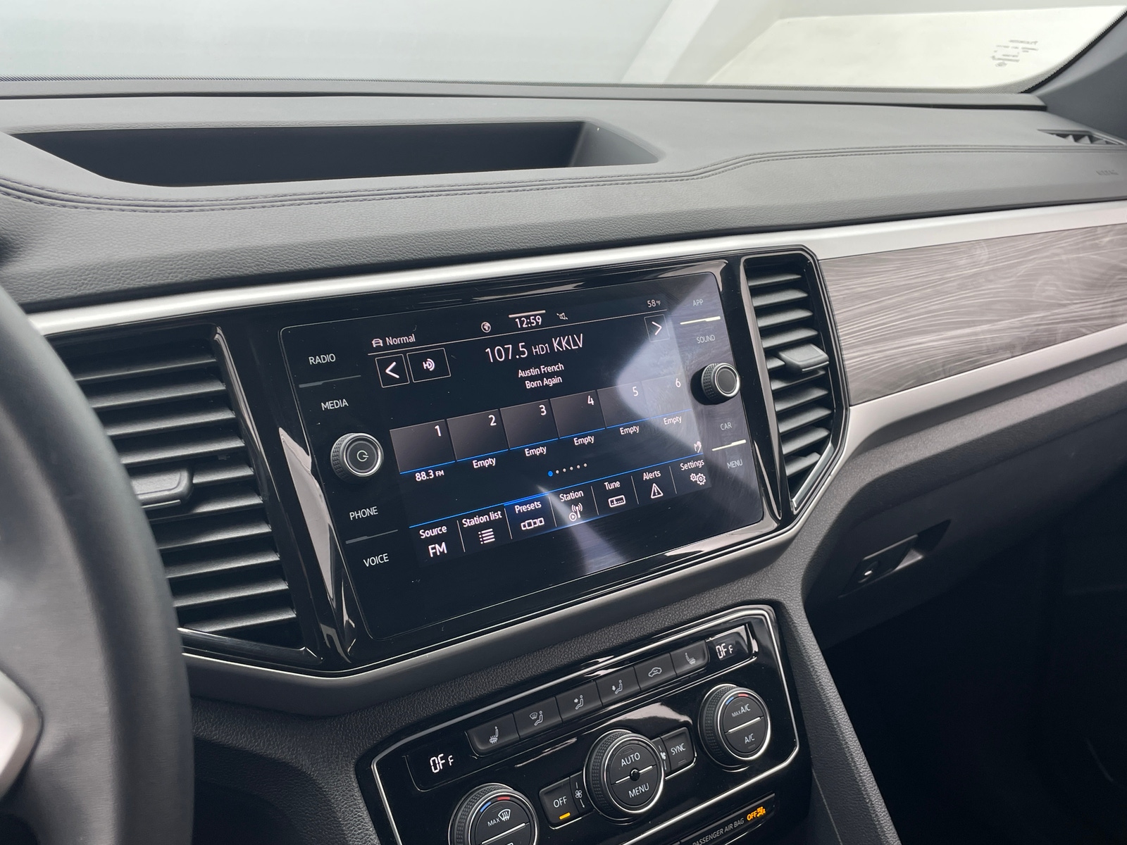 Thumbnail: 2023 Volkswagen Atlas - 3