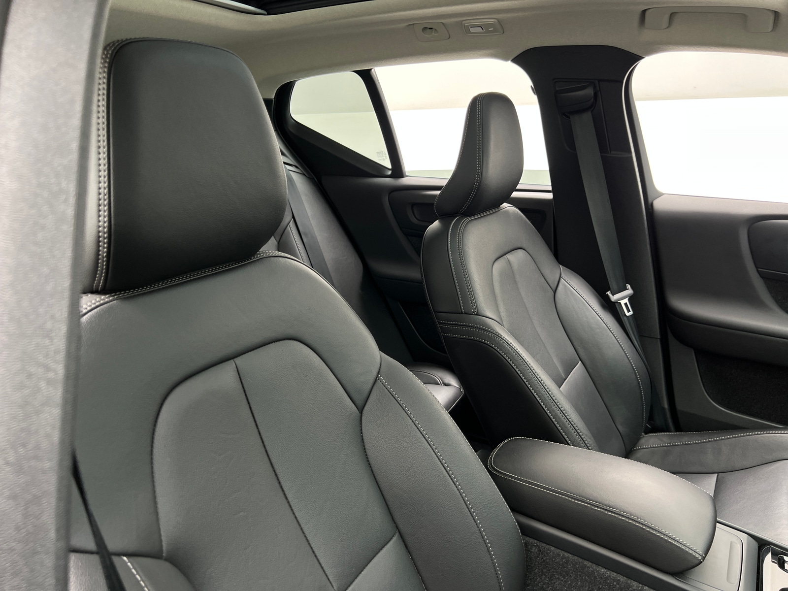 Thumbnail: 2025 Volvo XC40 - 2