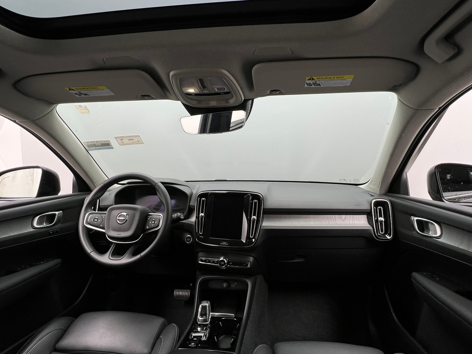 Thumbnail: 2025 Volvo XC40 - 3