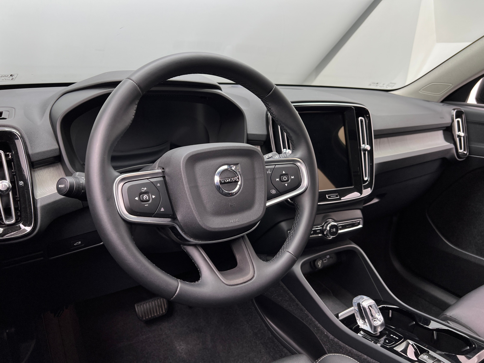 Thumbnail: 2025 Volvo XC40 - 5