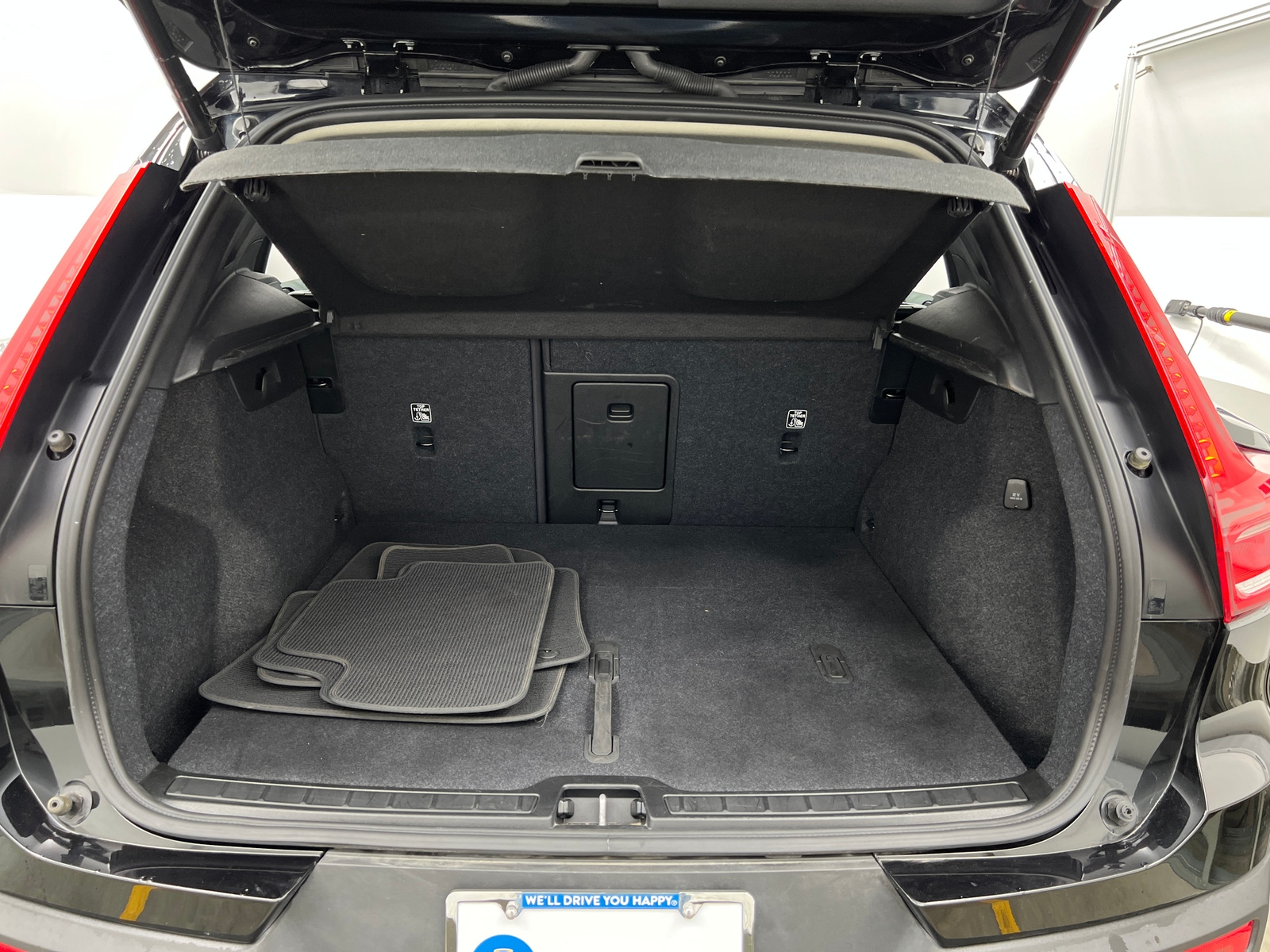 Thumbnail: 2025 Volvo XC40 - 7