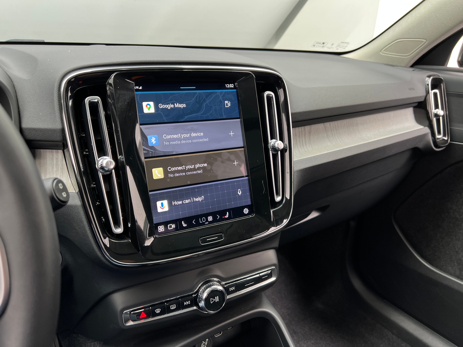 Thumbnail: 2025 Volvo XC40 - 4