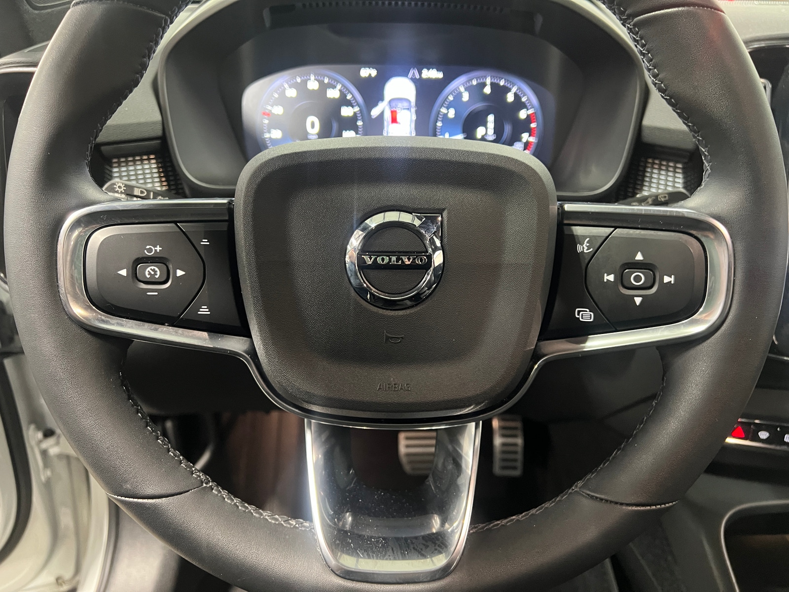 Thumbnail: 2022 Volvo XC40 - 4