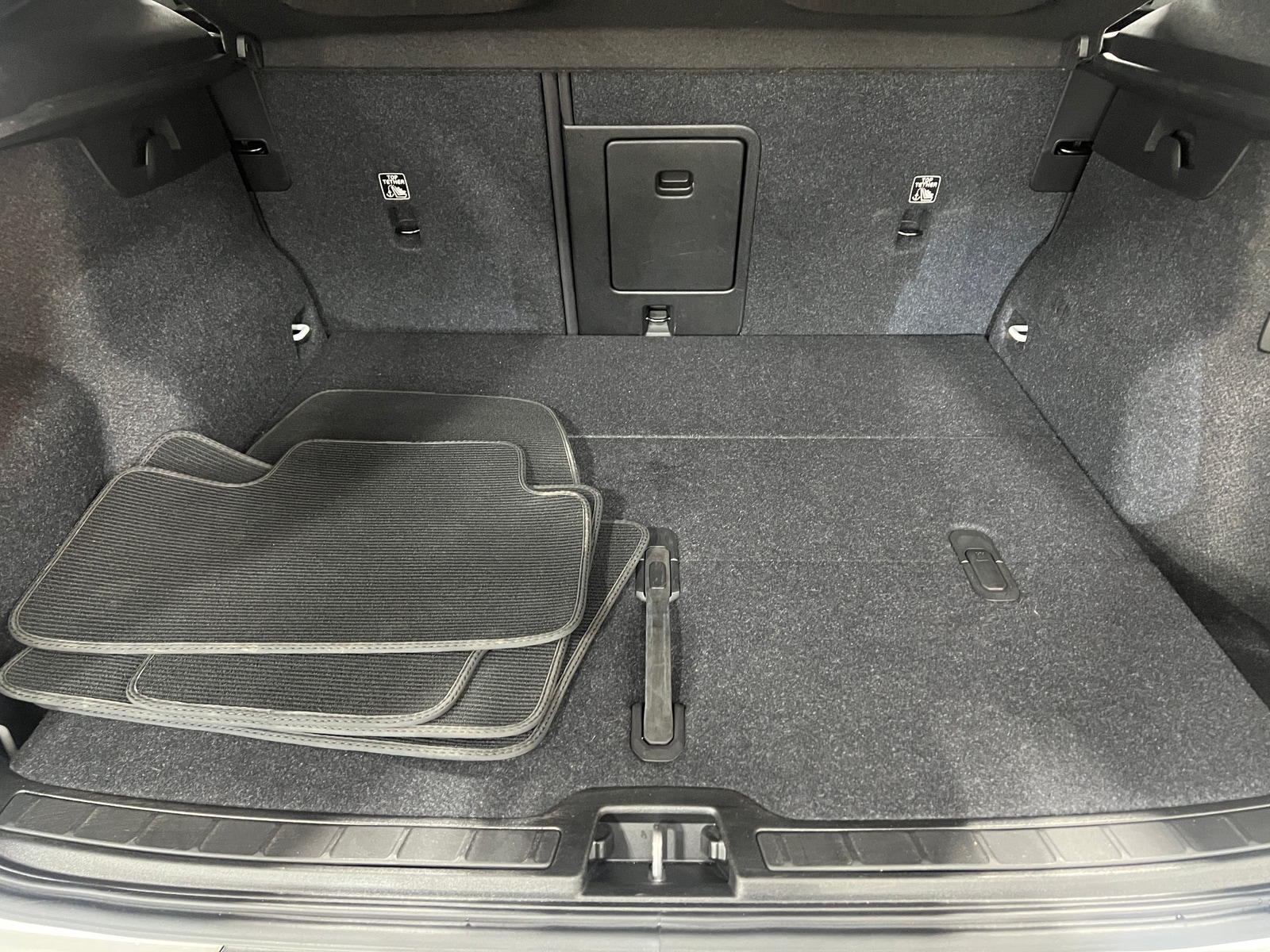 Thumbnail: 2022 Volvo XC40 - 6