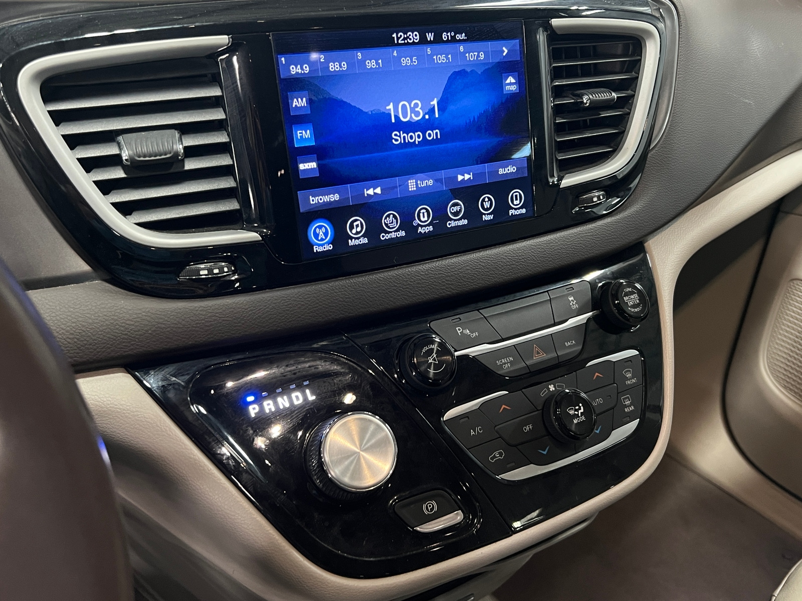 Thumbnail: 2017 Chrysler Pacifica - 3