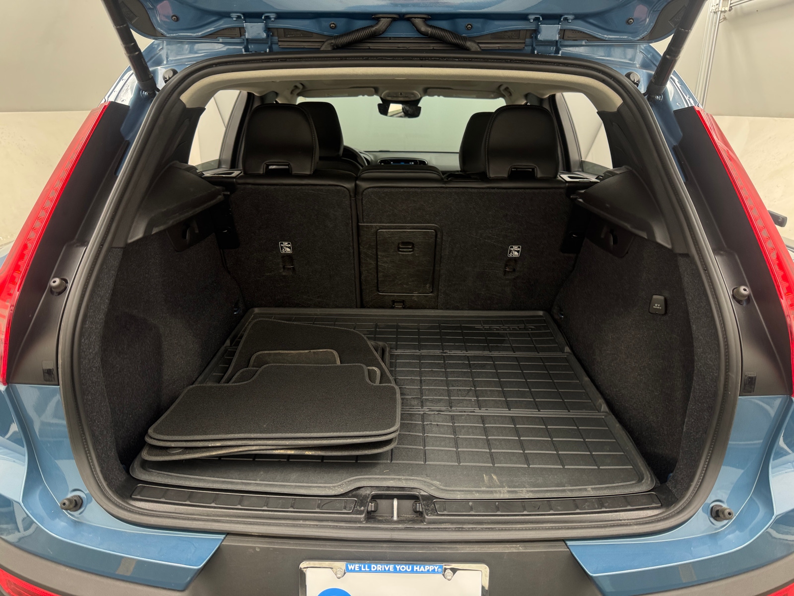 Thumbnail: 2025 Volvo XC40 - 6