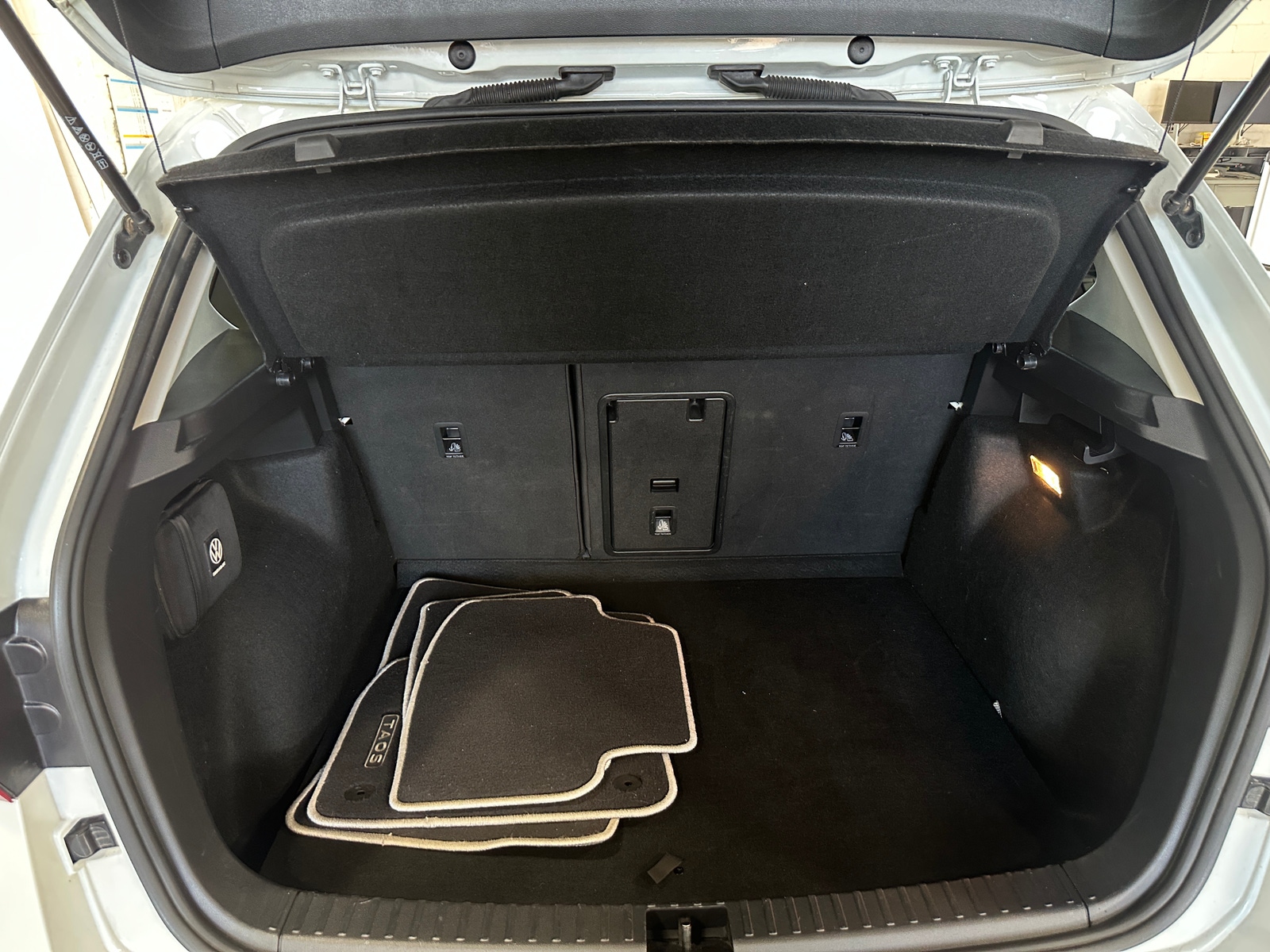 Thumbnail: 2023 Volkswagen Taos - 6