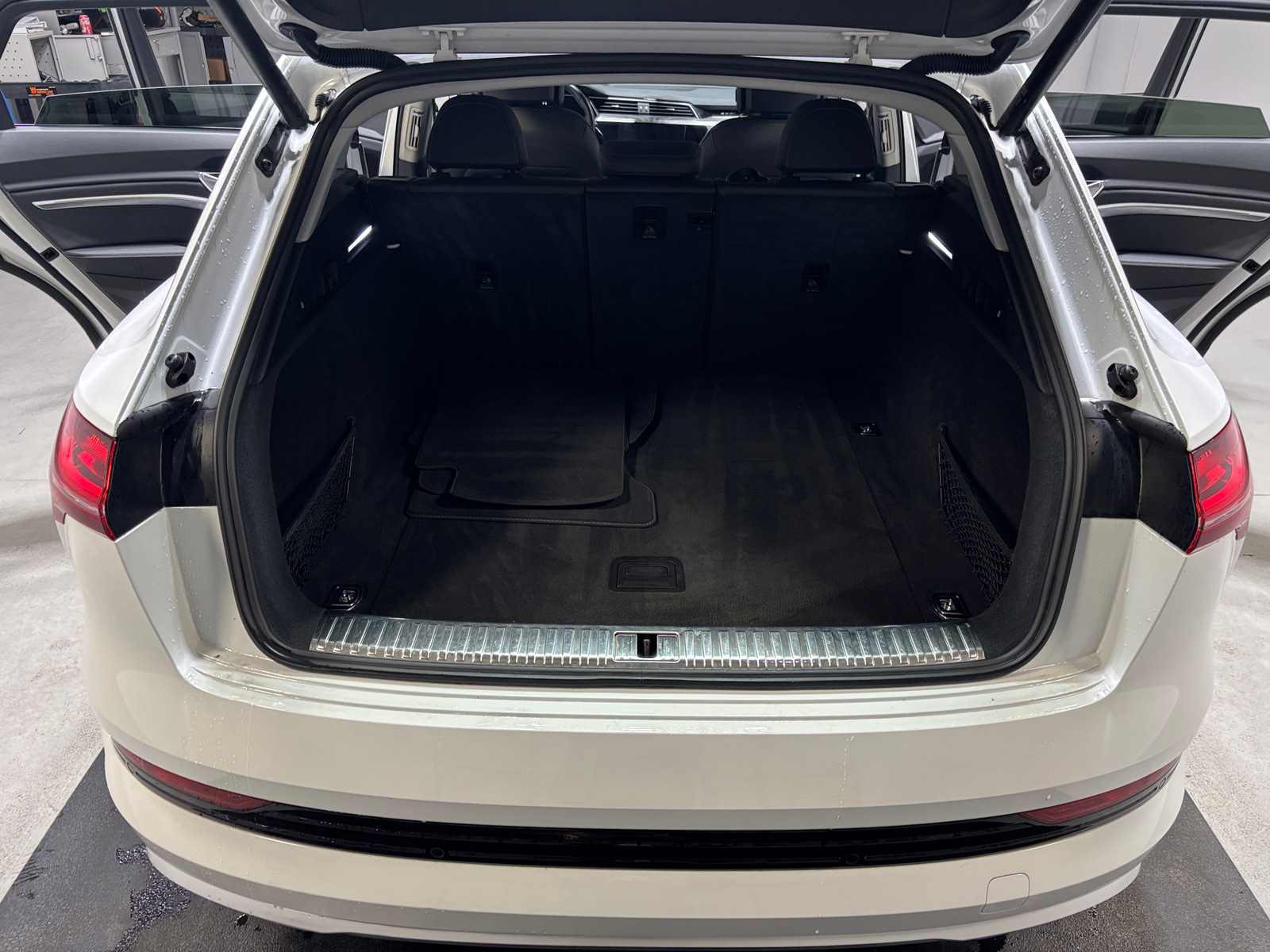 Thumbnail: 2022 Audi e-tron - 6