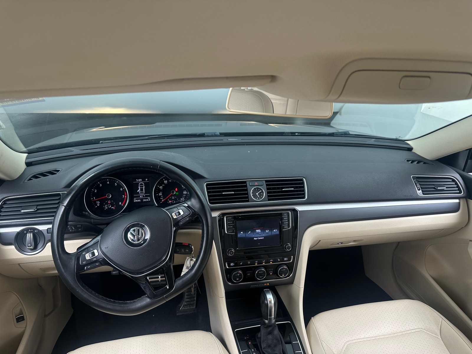 Thumbnail: 2017 Volkswagen Passat - 2