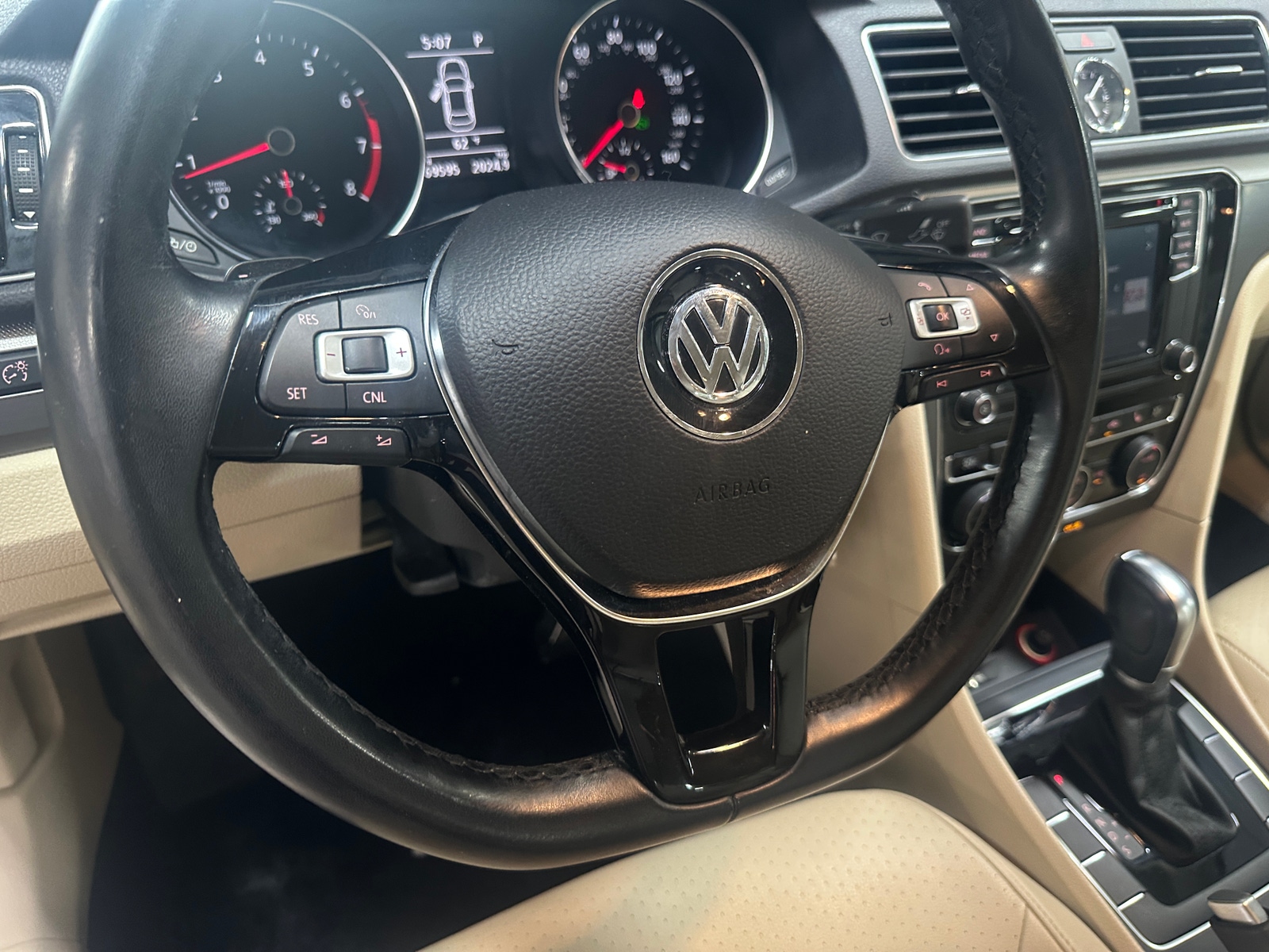 Thumbnail: 2017 Volkswagen Passat - 4