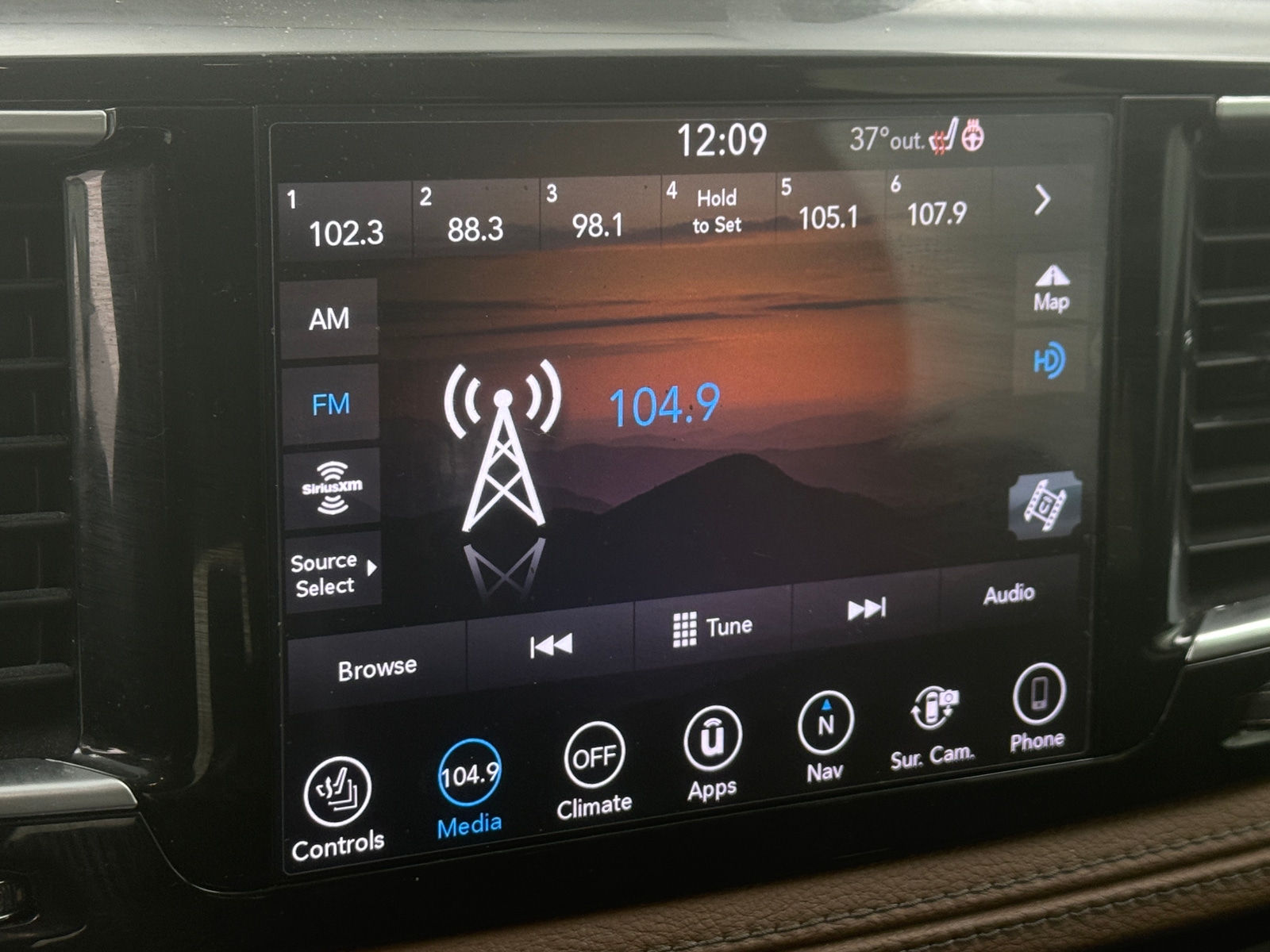 Thumbnail: 2018 Chrysler Pacifica - 3