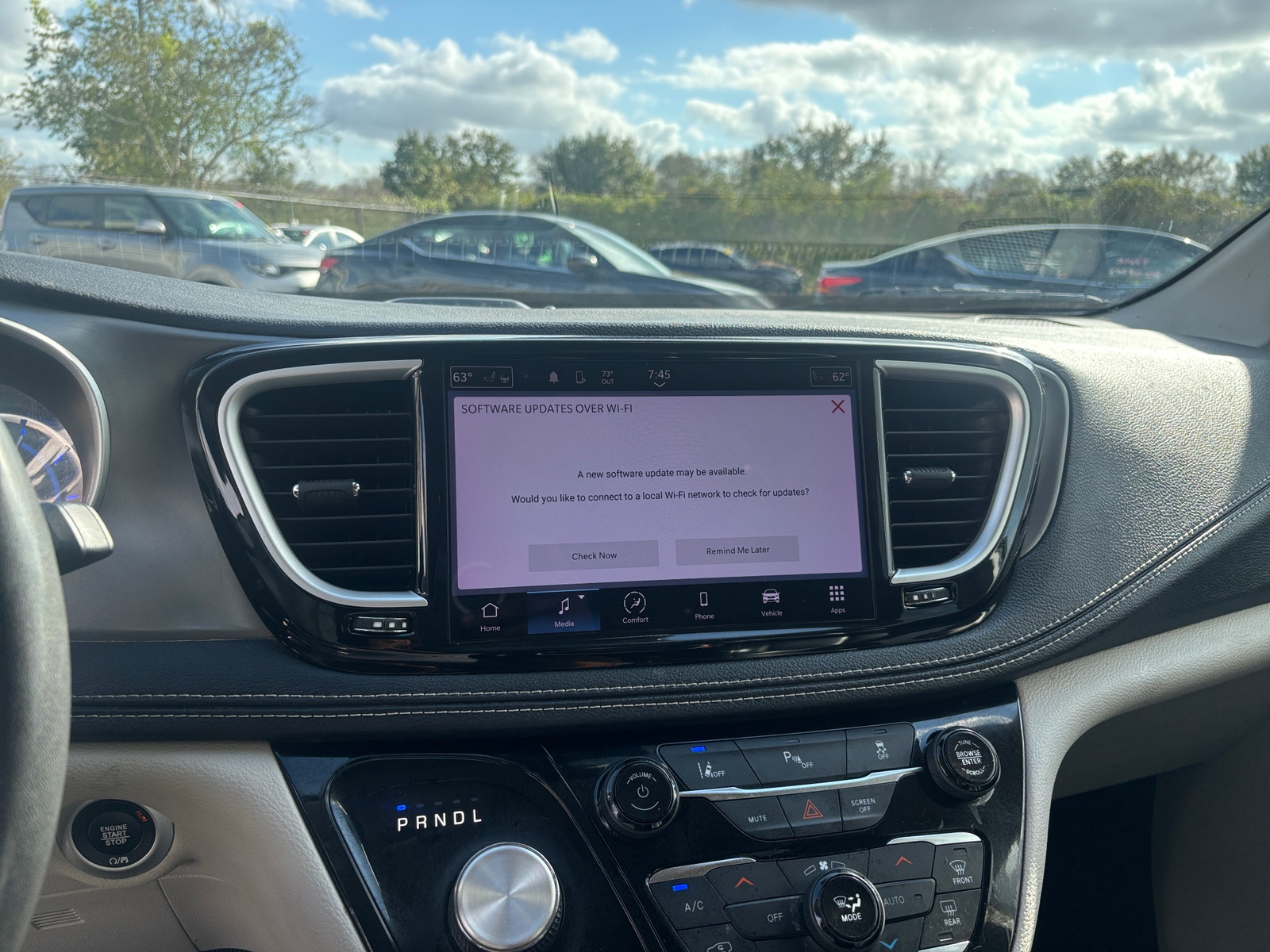 Thumbnail: 2023 Chrysler Pacifica - 4