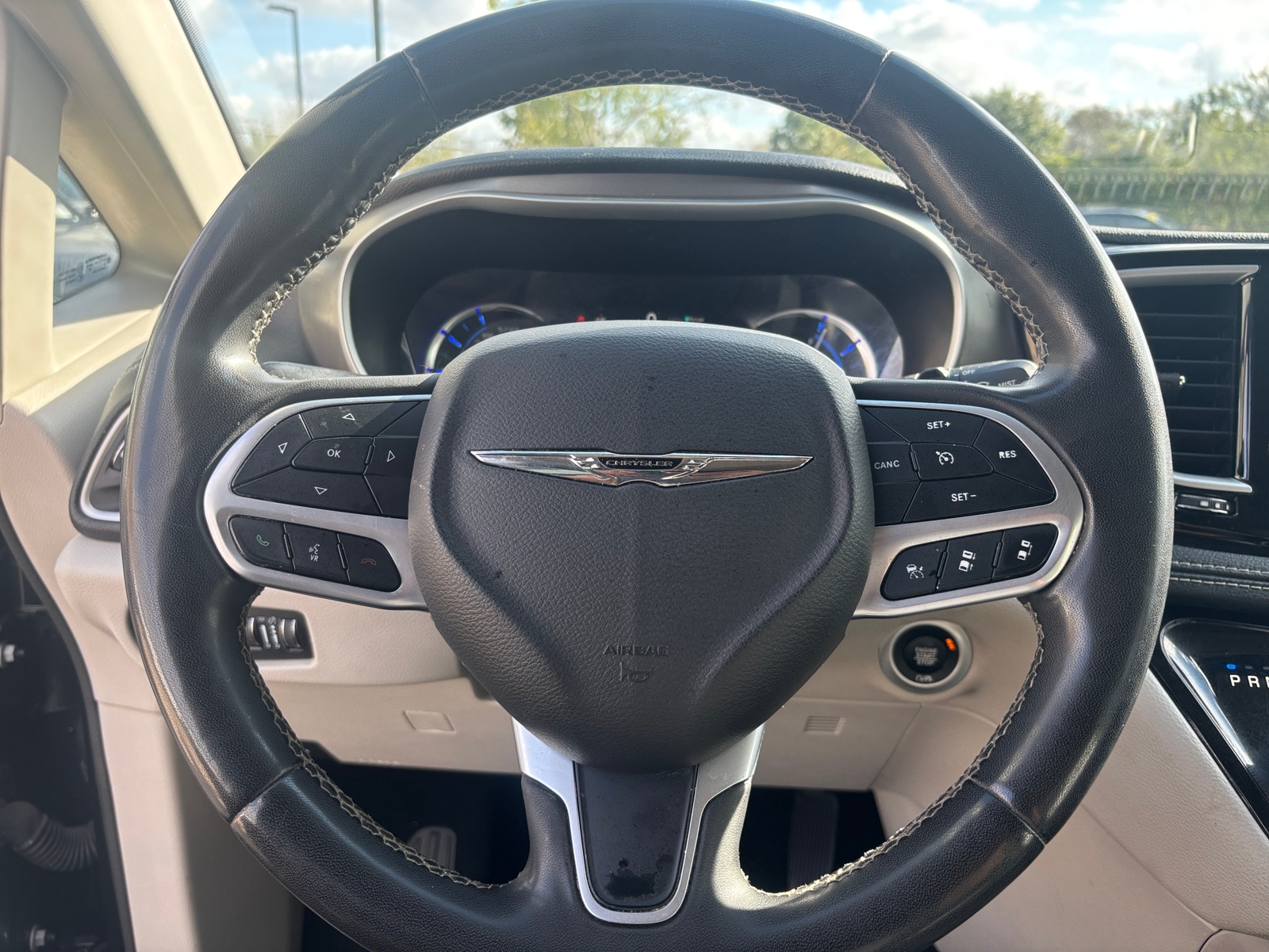 Thumbnail: 2023 Chrysler Pacifica - 5