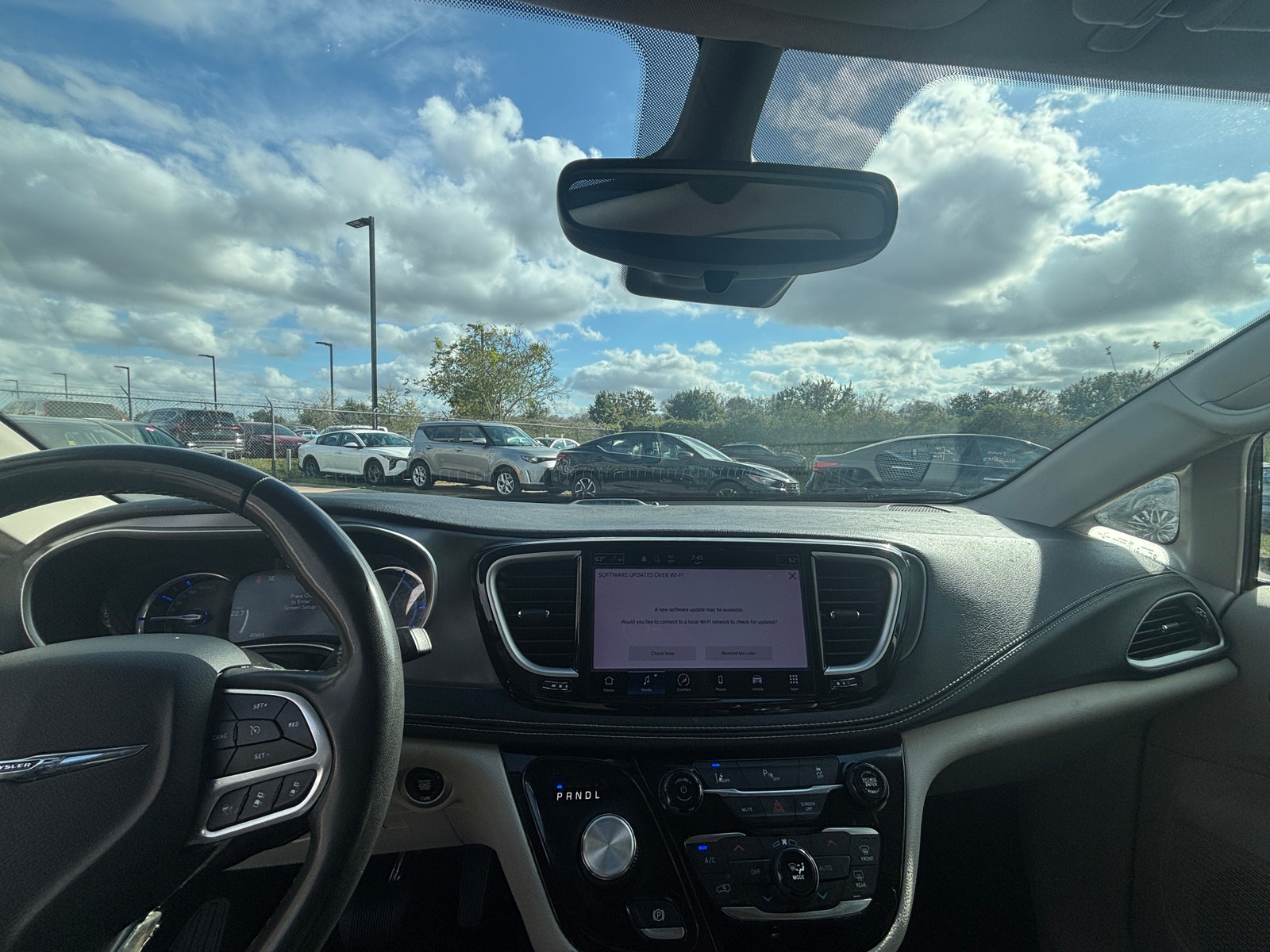 Thumbnail: 2023 Chrysler Pacifica - 3