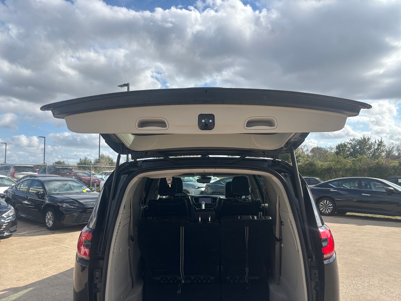 Thumbnail: 2023 Chrysler Pacifica - 6